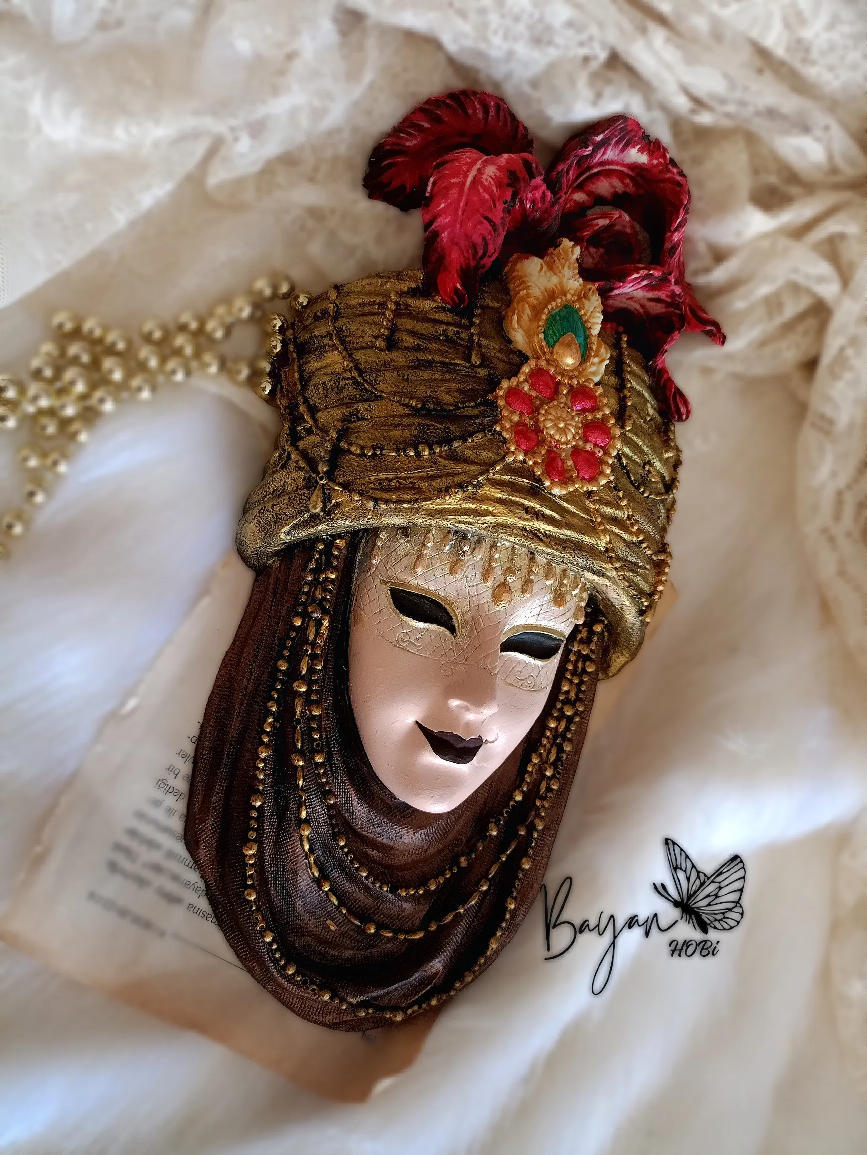 Maske Duvar Süsü – Kırmızı Tüylü Sarıklı Model