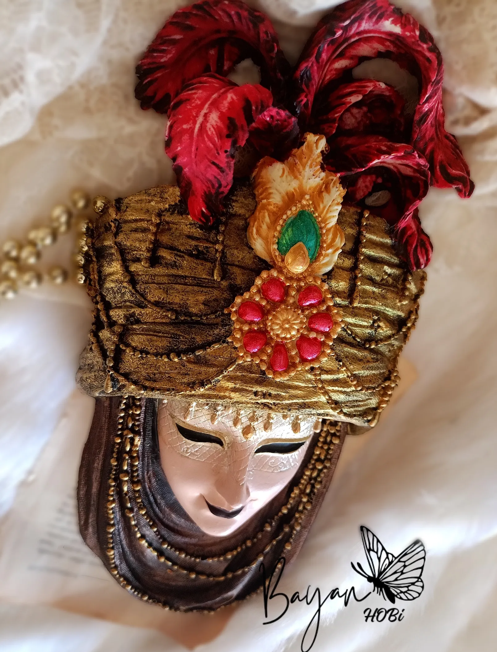 Maske Duvar Süsü – Kırmızı Tüylü Sarıklı Model