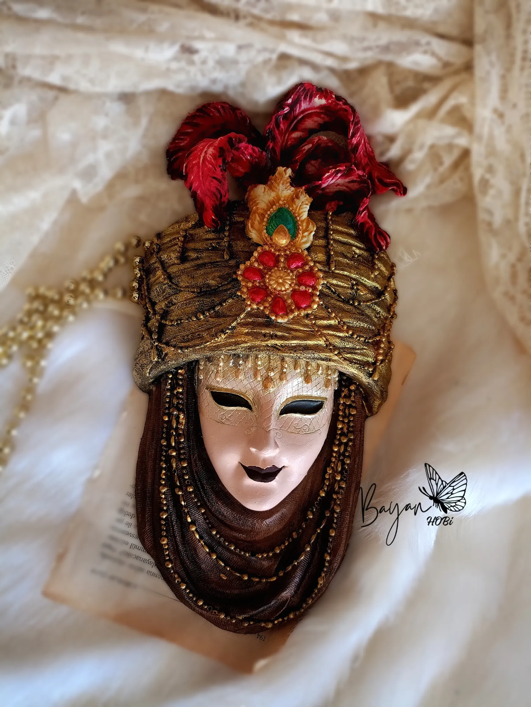 Maske Duvar Süsü – Kırmızı Tüylü Sarıklı Model