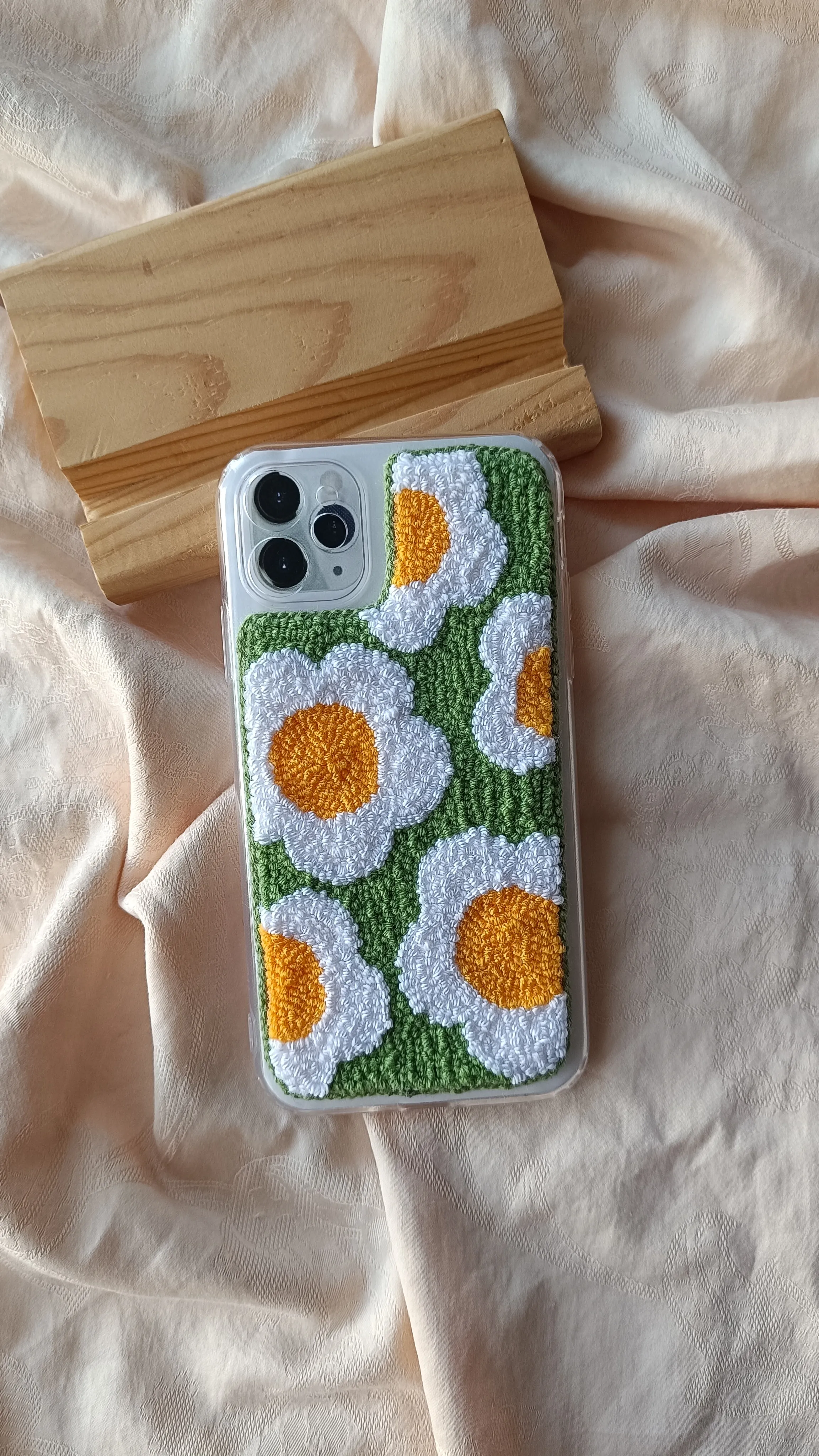 İphone 11 Papatya Desenli Punch Telefon Kılıfı