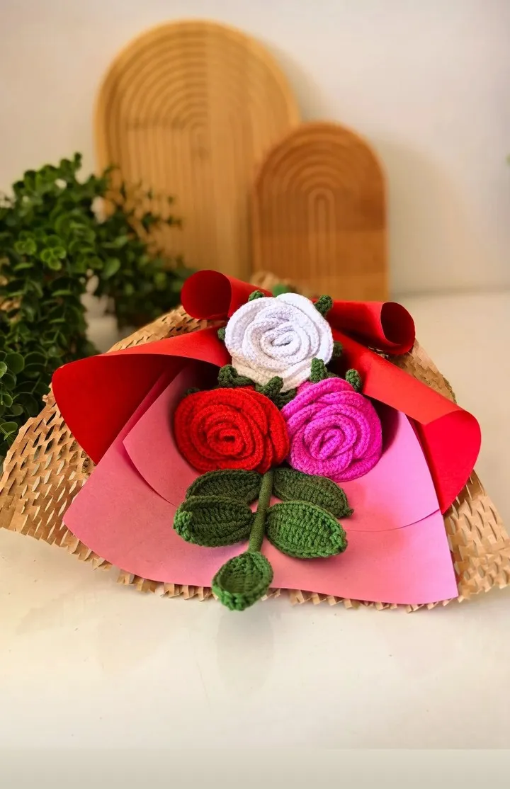 Örme Gül Buketi – 3 Renk El Örmesi Dekoratif Güller