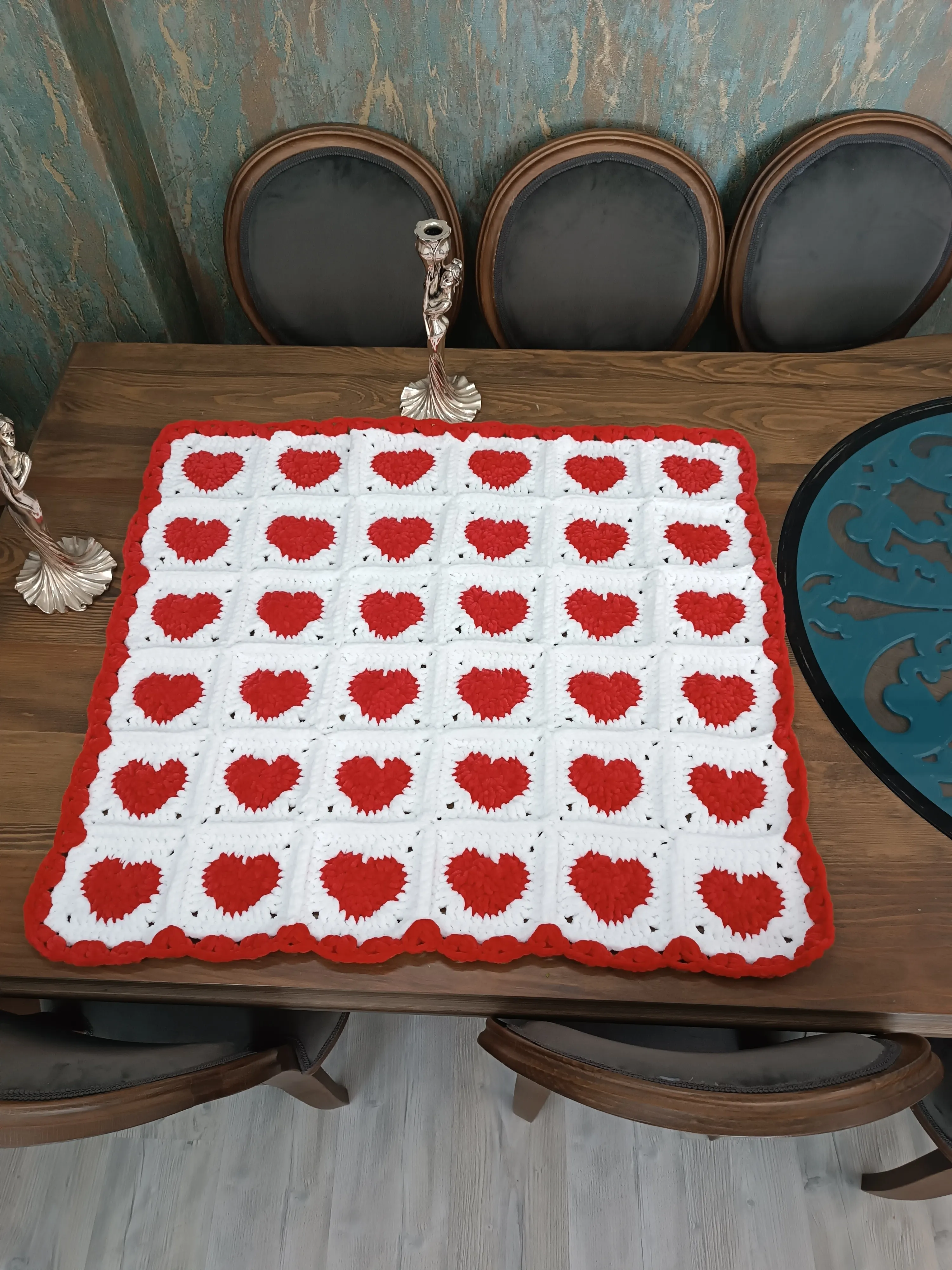 El Örgüsü Kırmızı Kalpli Bebek Battaniyesi – Kadife İp Yumuşak El Yapımı