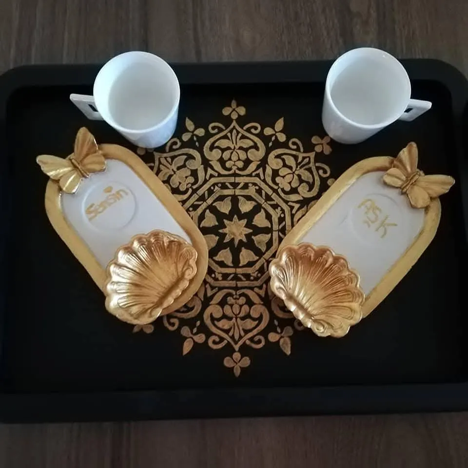 Kahve Sunum Takımı – Ahşap Tepsi ve Desenli Çini Fincan Seti