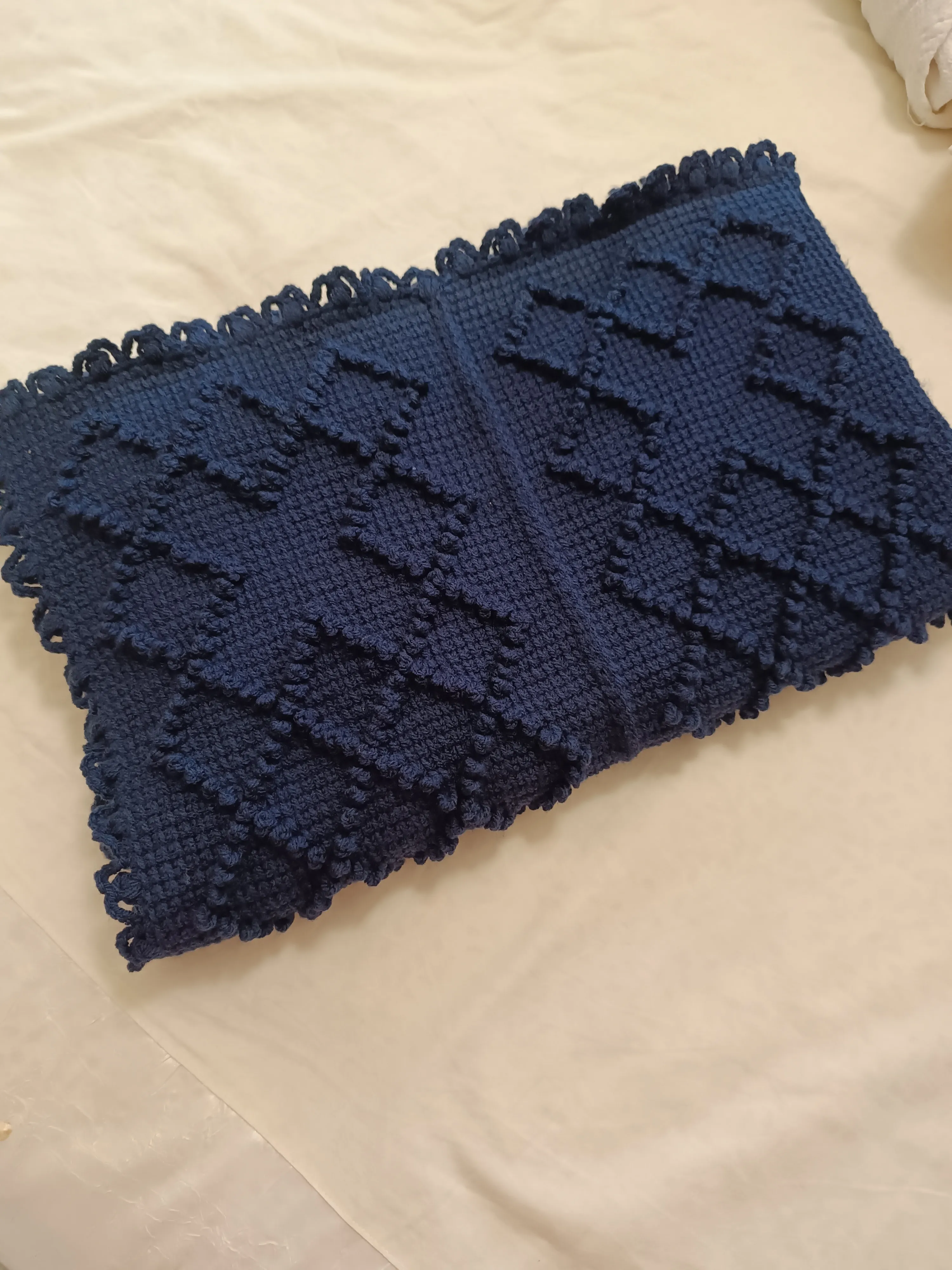 Lacivert Tomurcuk İşlemeli Bebek Battaniyesi – Yumuşacık ve Hafif Kullanım