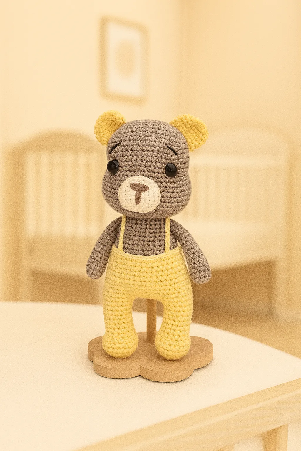 El Örgüsü Sarı Tulumlu Ayıcık – 30 cm Amigurumi Oyuncak