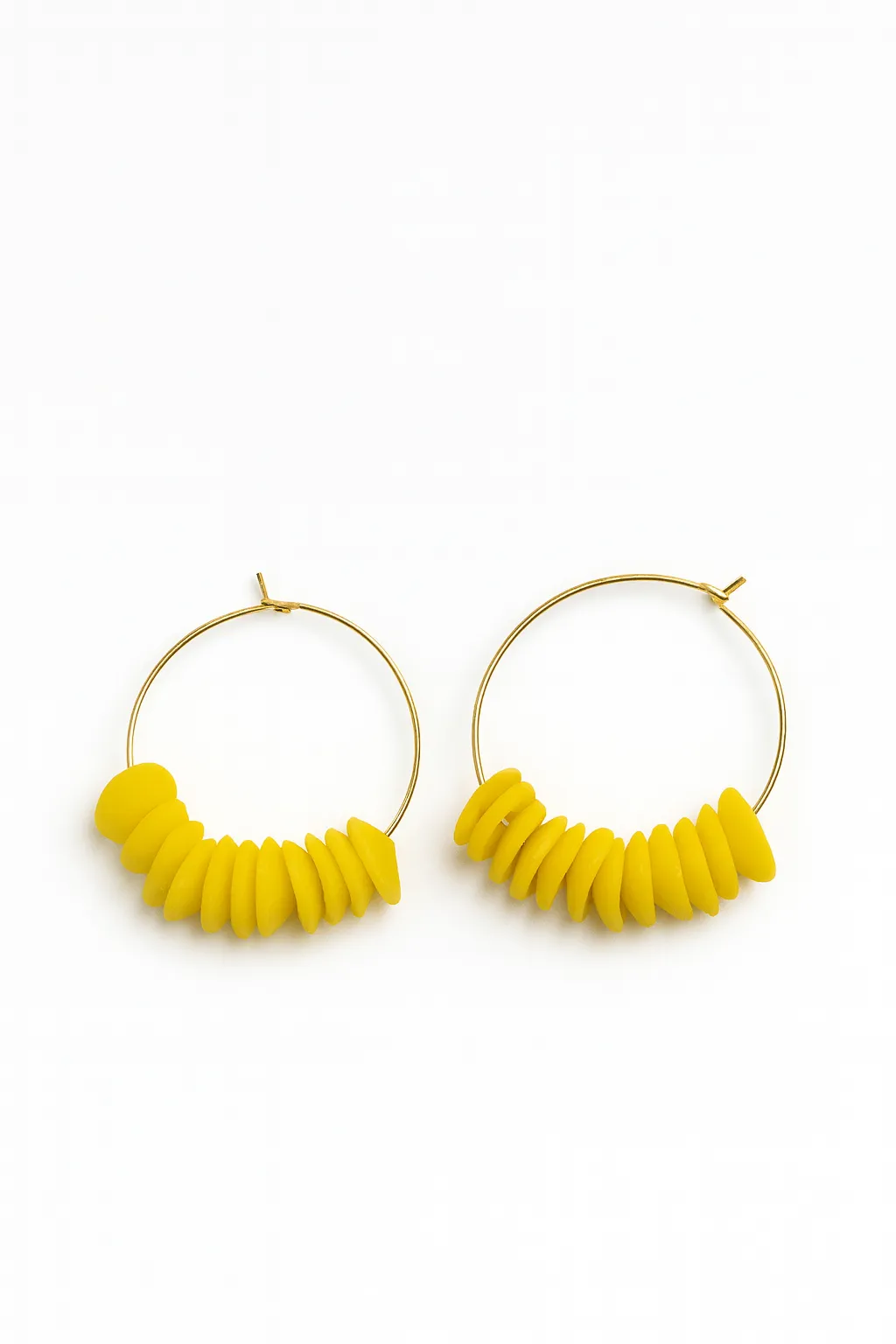 Sarı Dokulu Aksesuar Detaylı Halka Küpe