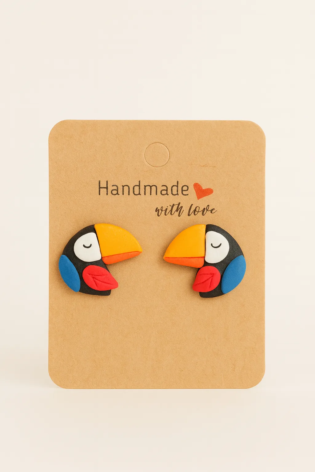 El Yapımı Polimer Kil Tropikal Kuş (Tukan) Küpe – Renkli ve Sevimli Tasarım