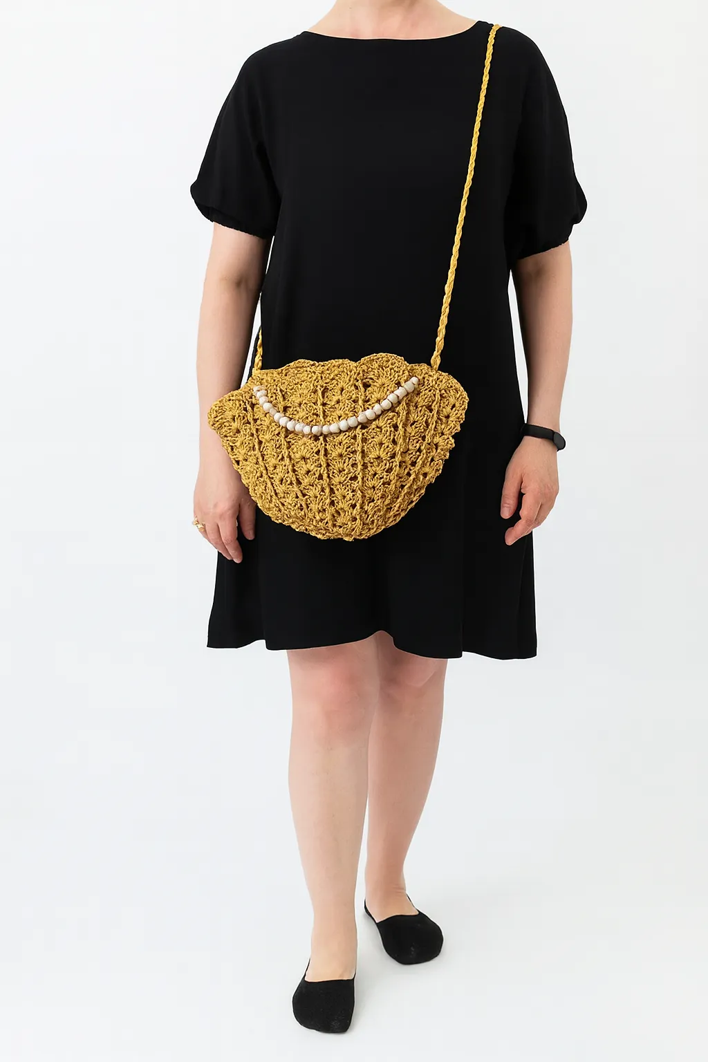 WICKER-LOOKING MUSSEL BAG
