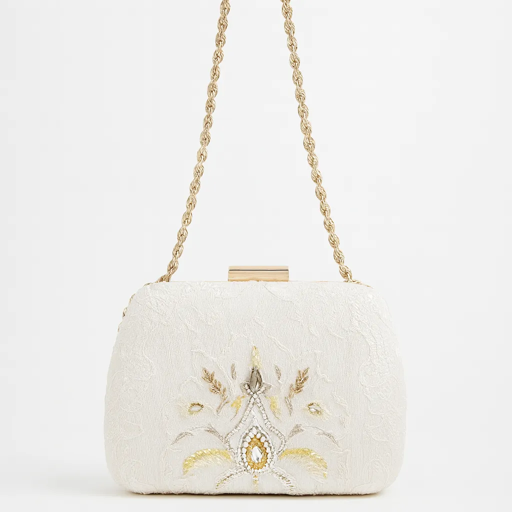 Altın Işıltısı El Yapımı Çanta – Dantel Dokulu, Taş İşlemeli ve Zincir Askılı