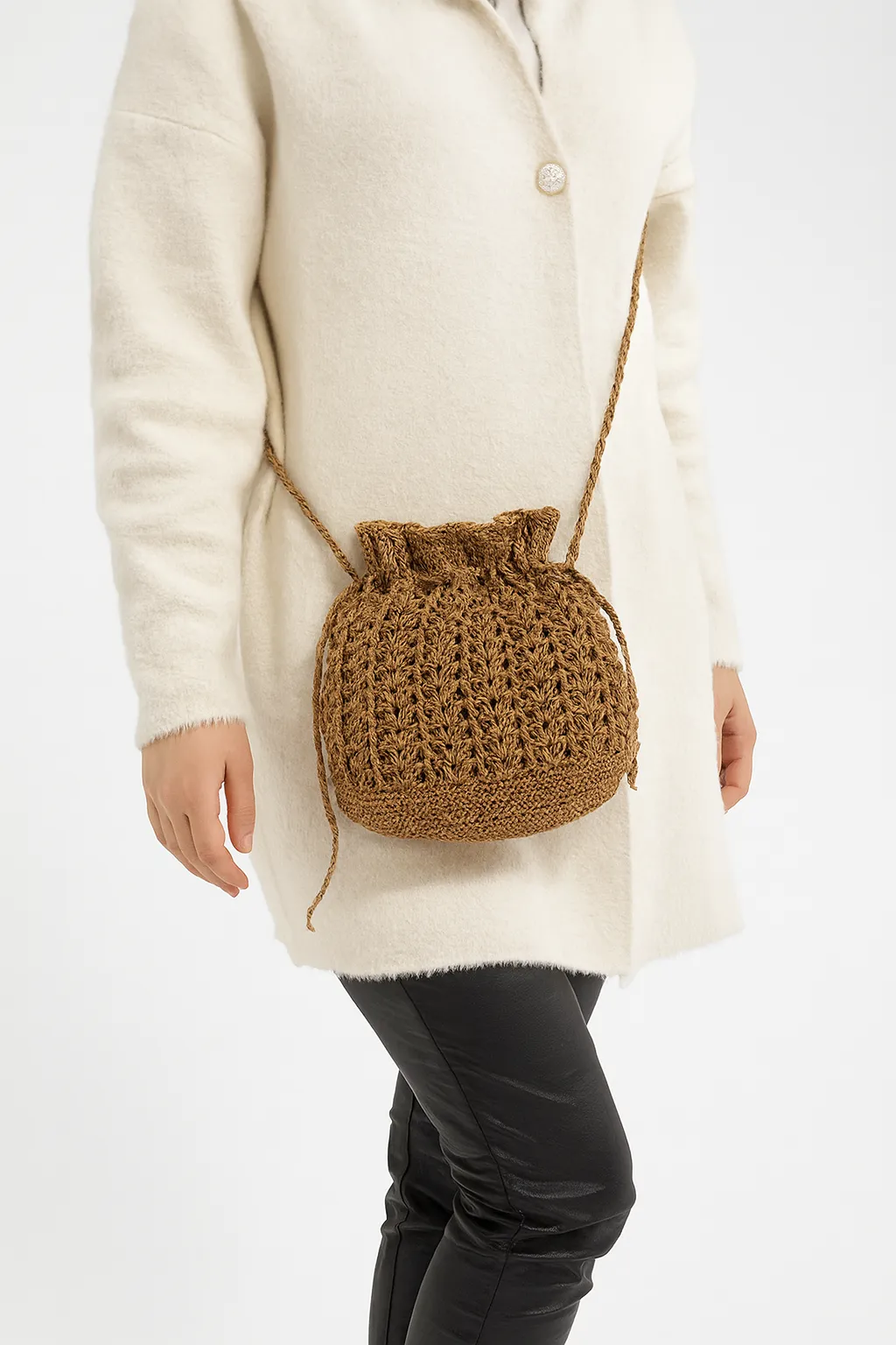 Brown Straw Bag with Shoulder Strap: Natural, Stylish and Comfortable Carrying