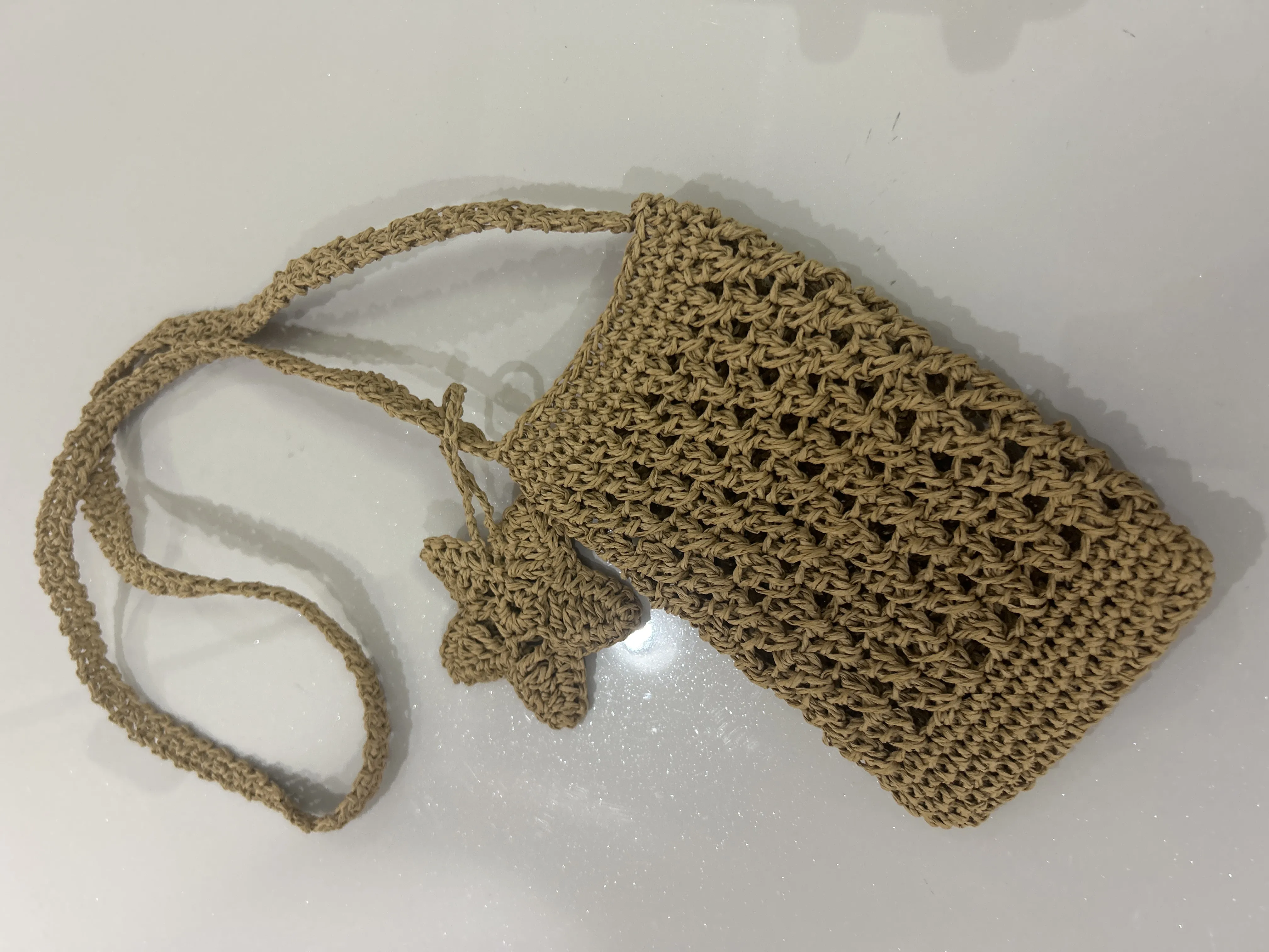 El Yapımı Charm Detaylı Telefon Çantası