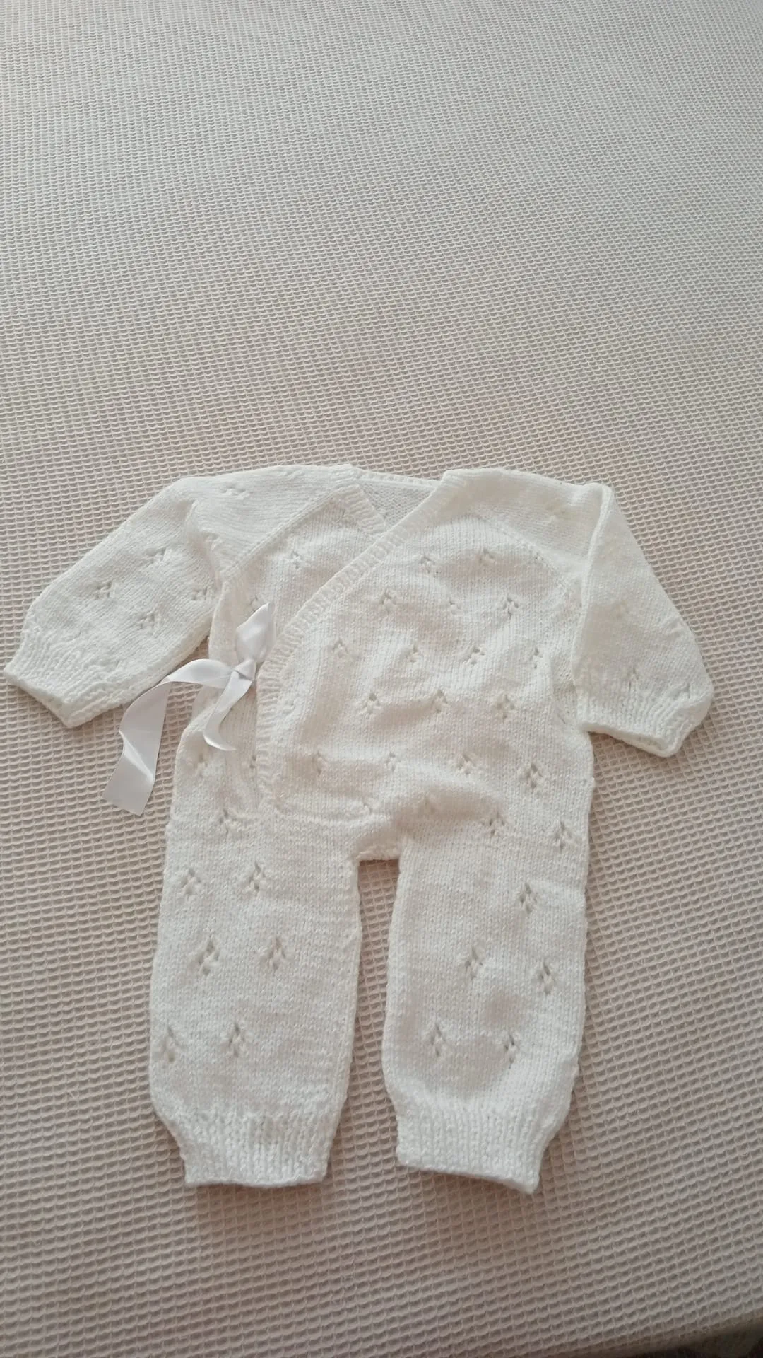 Beyaz Kruvaze El Örgüsü Bebek Tulum – Yumuşacık, Şık ve Rahat Tasarım