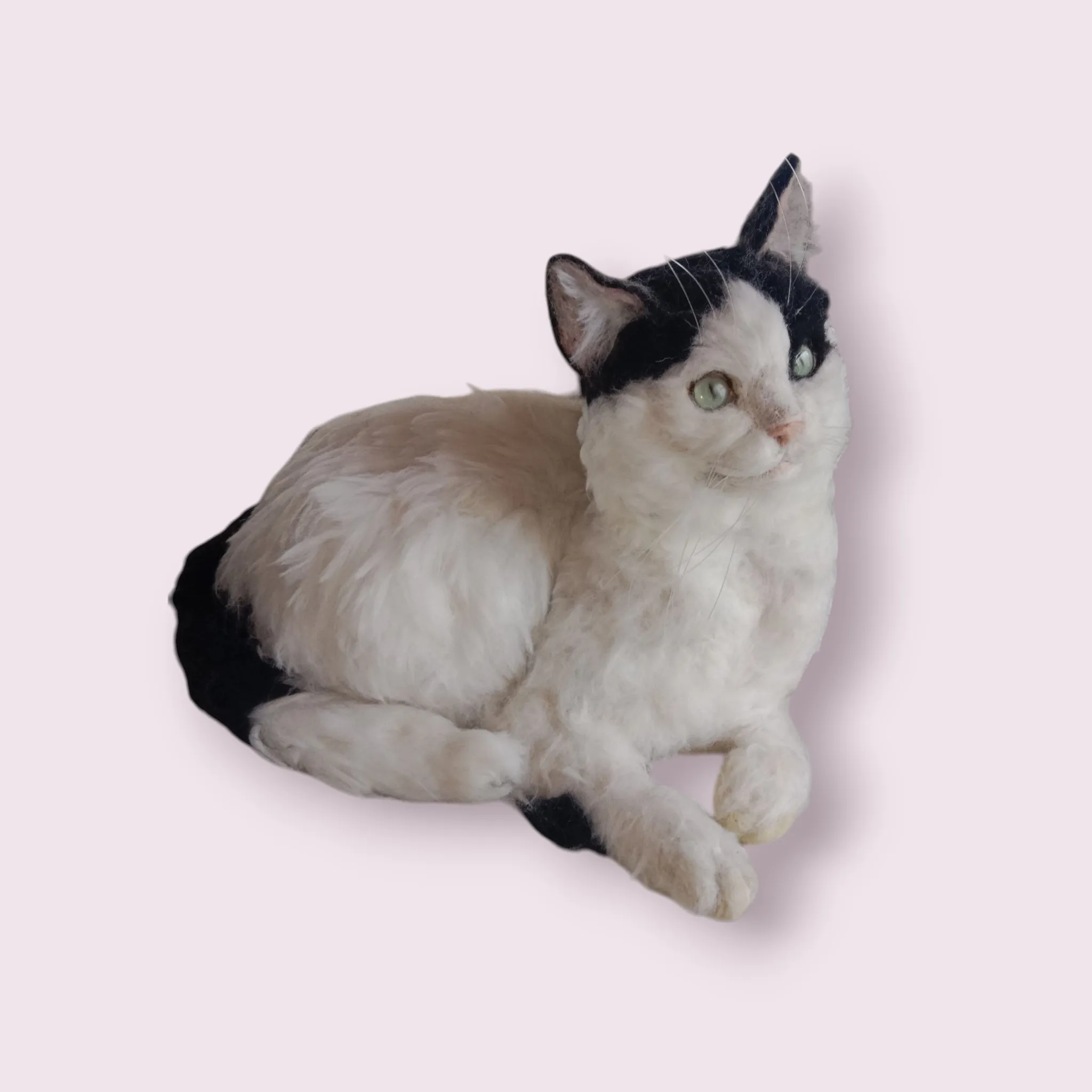 Keçe Yünü ile El Yapımı Kedi Figürü