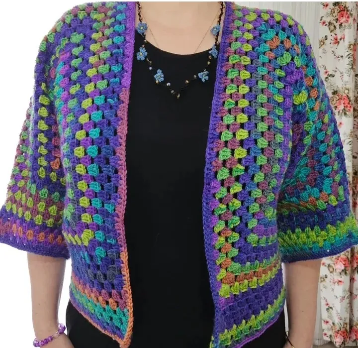 El Örgüsü Bayan Hırka – Renkli ve Modern Tasarım