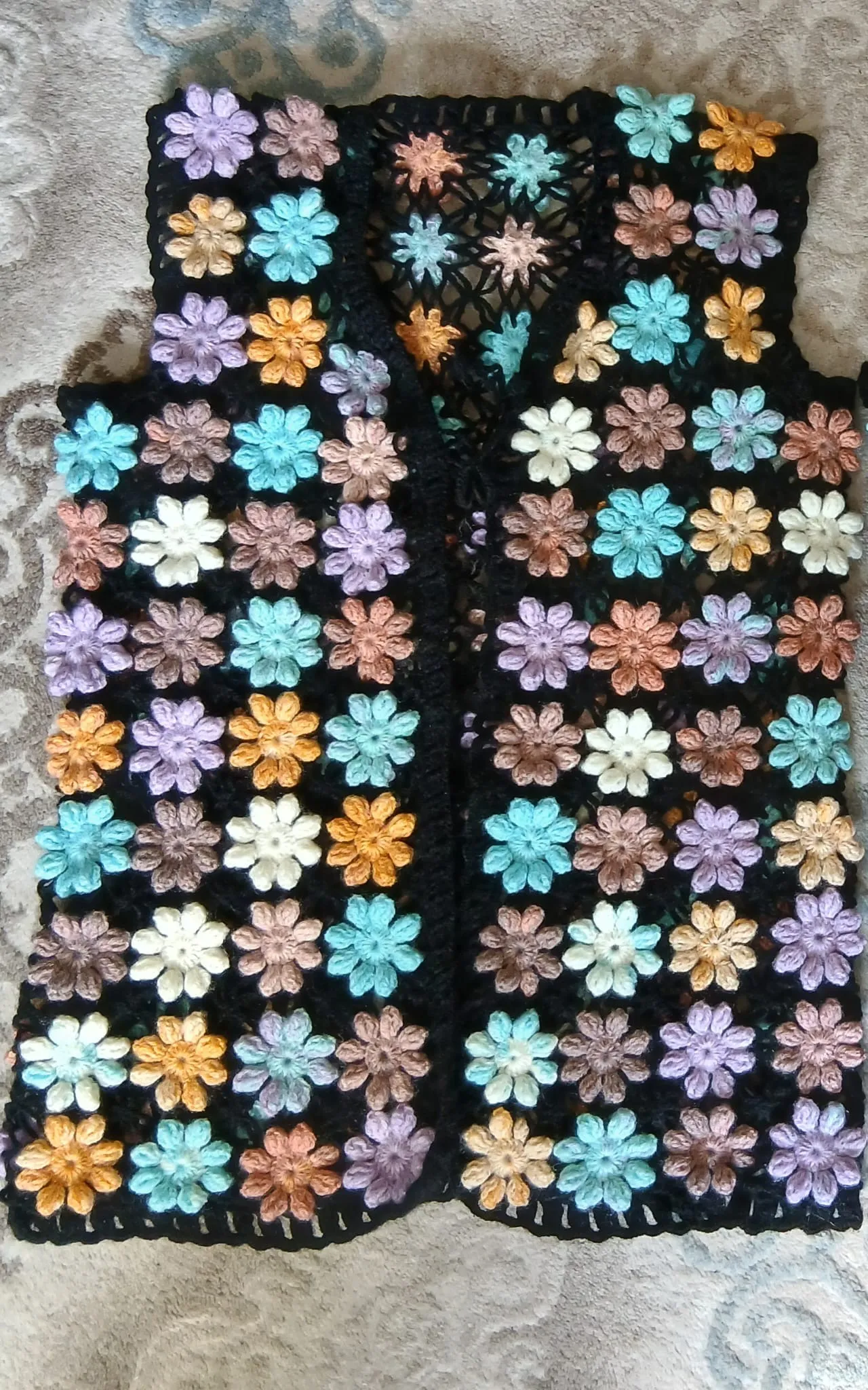 Çiçek Motifli El Örgüsü Yelek – Alize İpten Renkli Tasarım