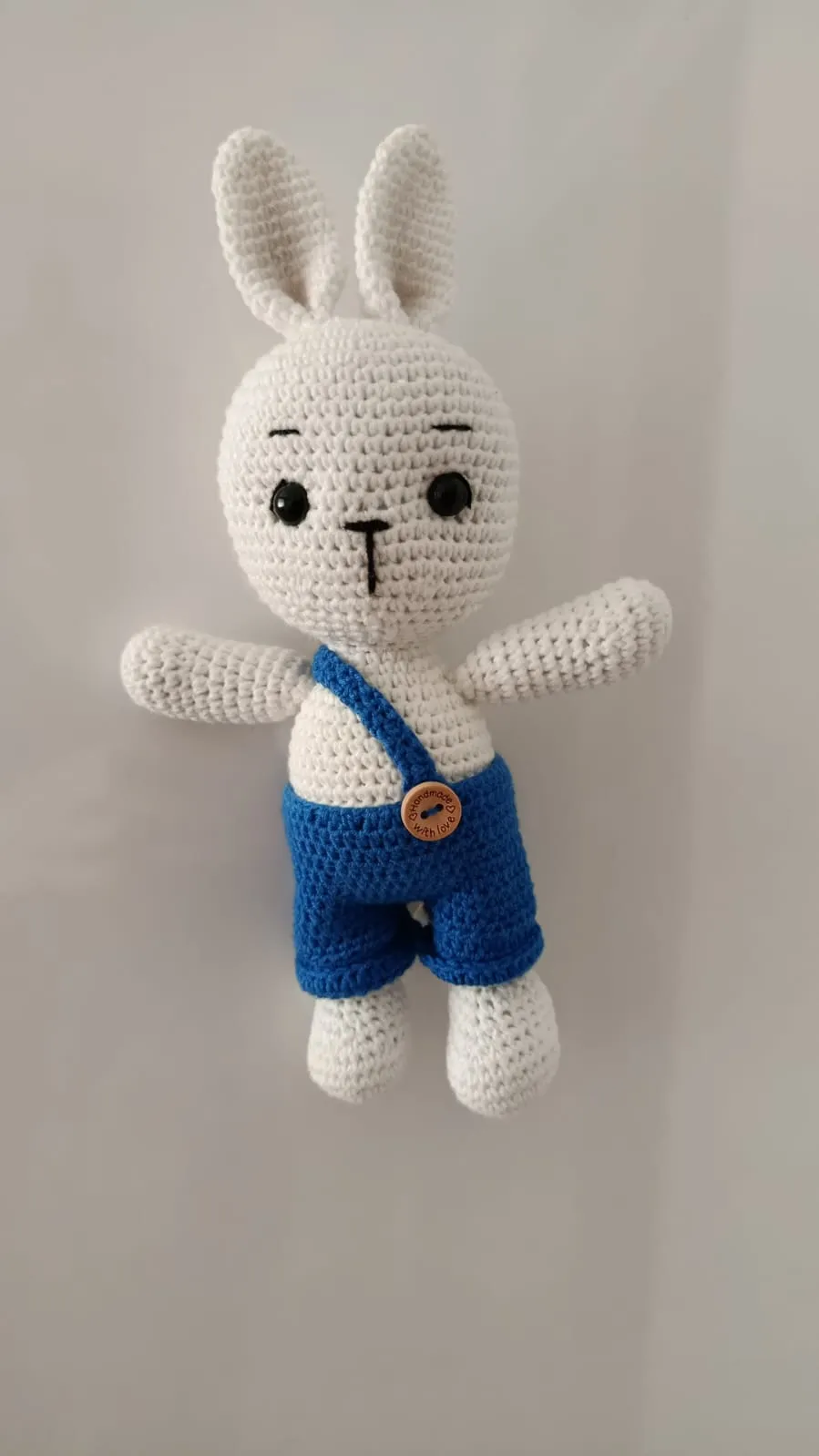 El Yapımı Amigurumi Tavşan – Mavi Tulumlu