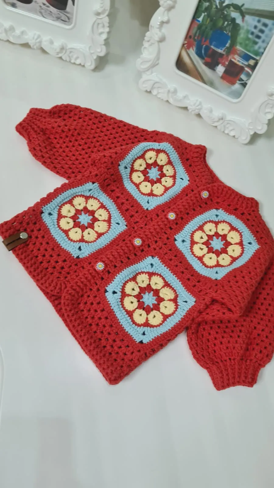 El Örgüsü Kırmızı Bebek Yeleği | Tığ İşi Kız Bebek Yeleği Modelleri