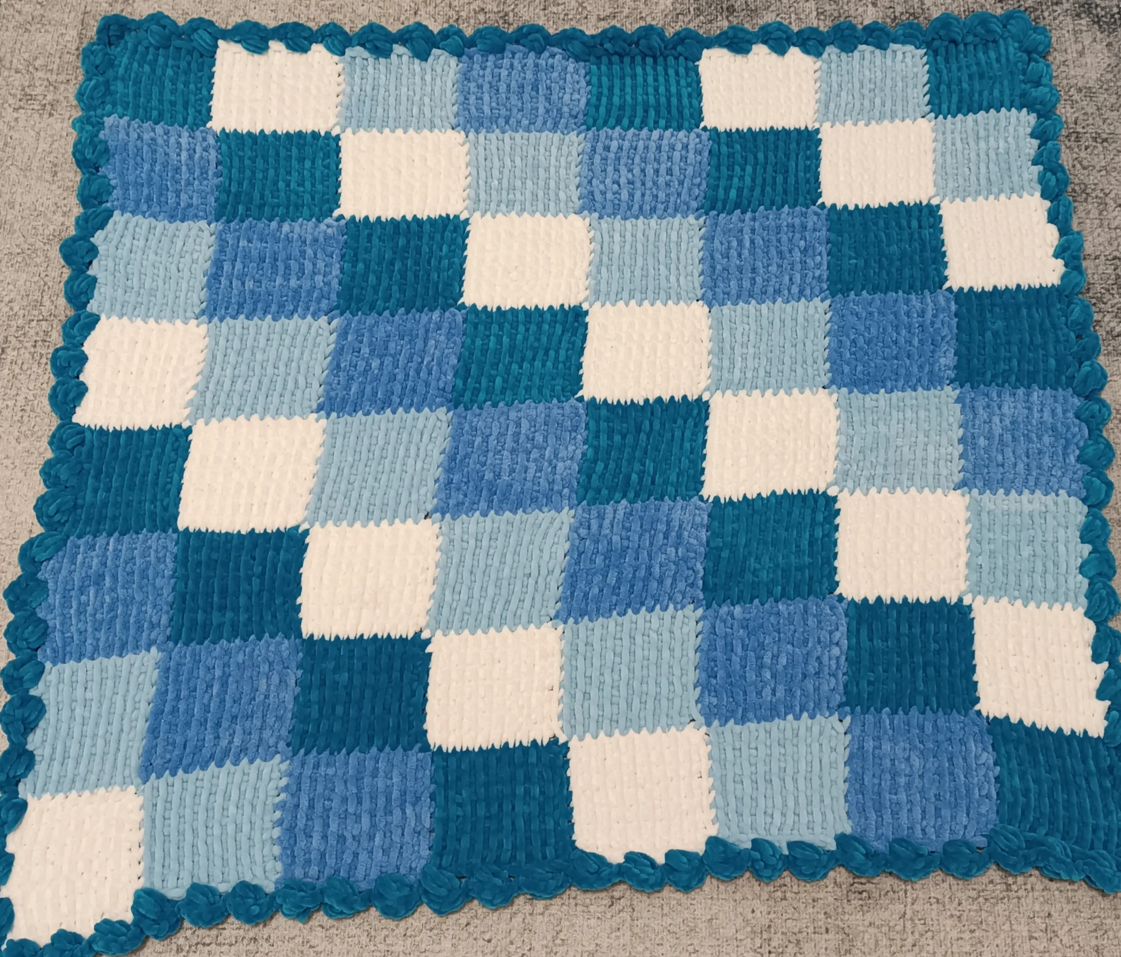 El Emeği Mavi-Beyaz Kare Motifli Bebek Battaniyesi