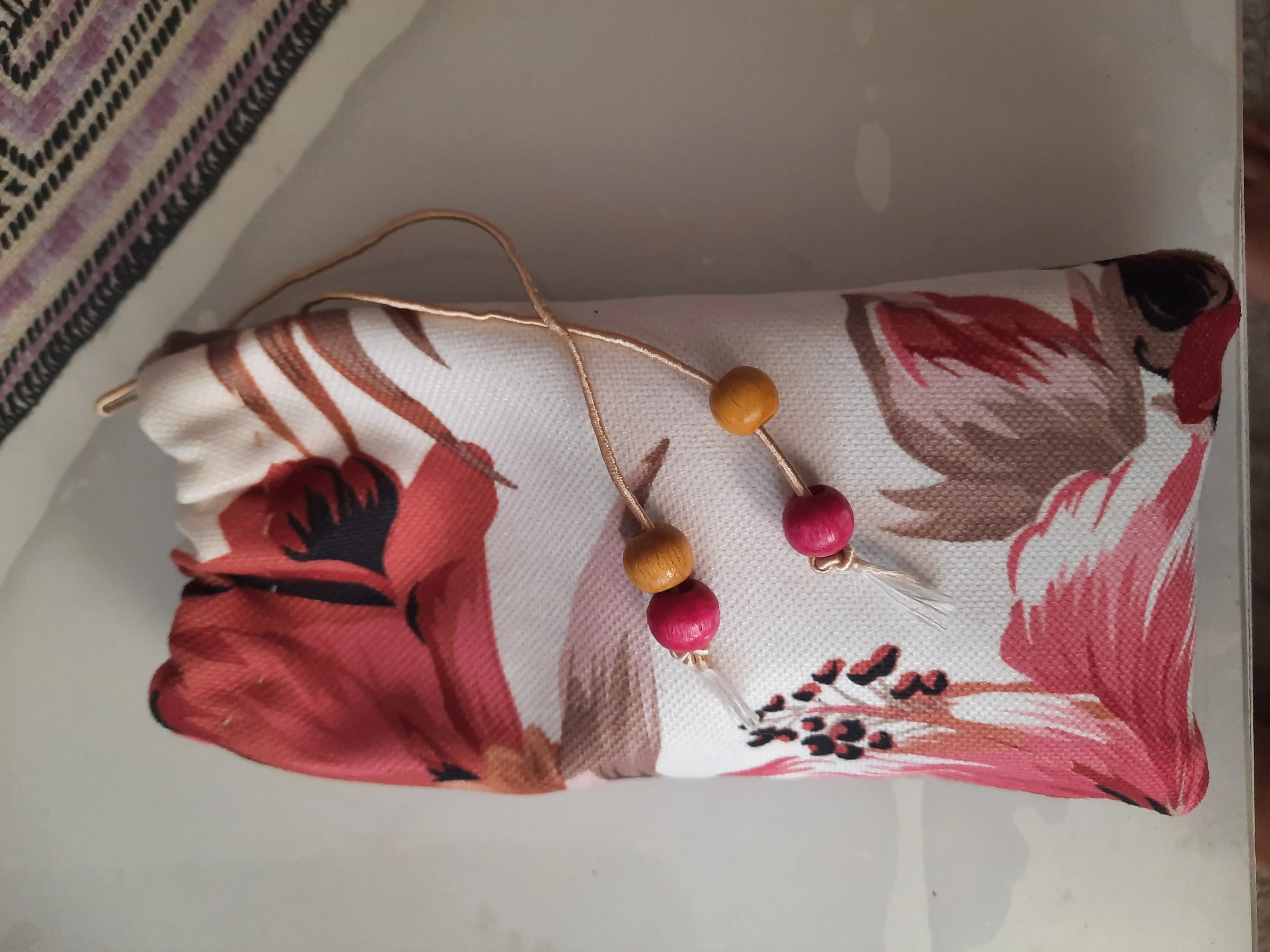 Çiçek desenli telefon kılıfı 