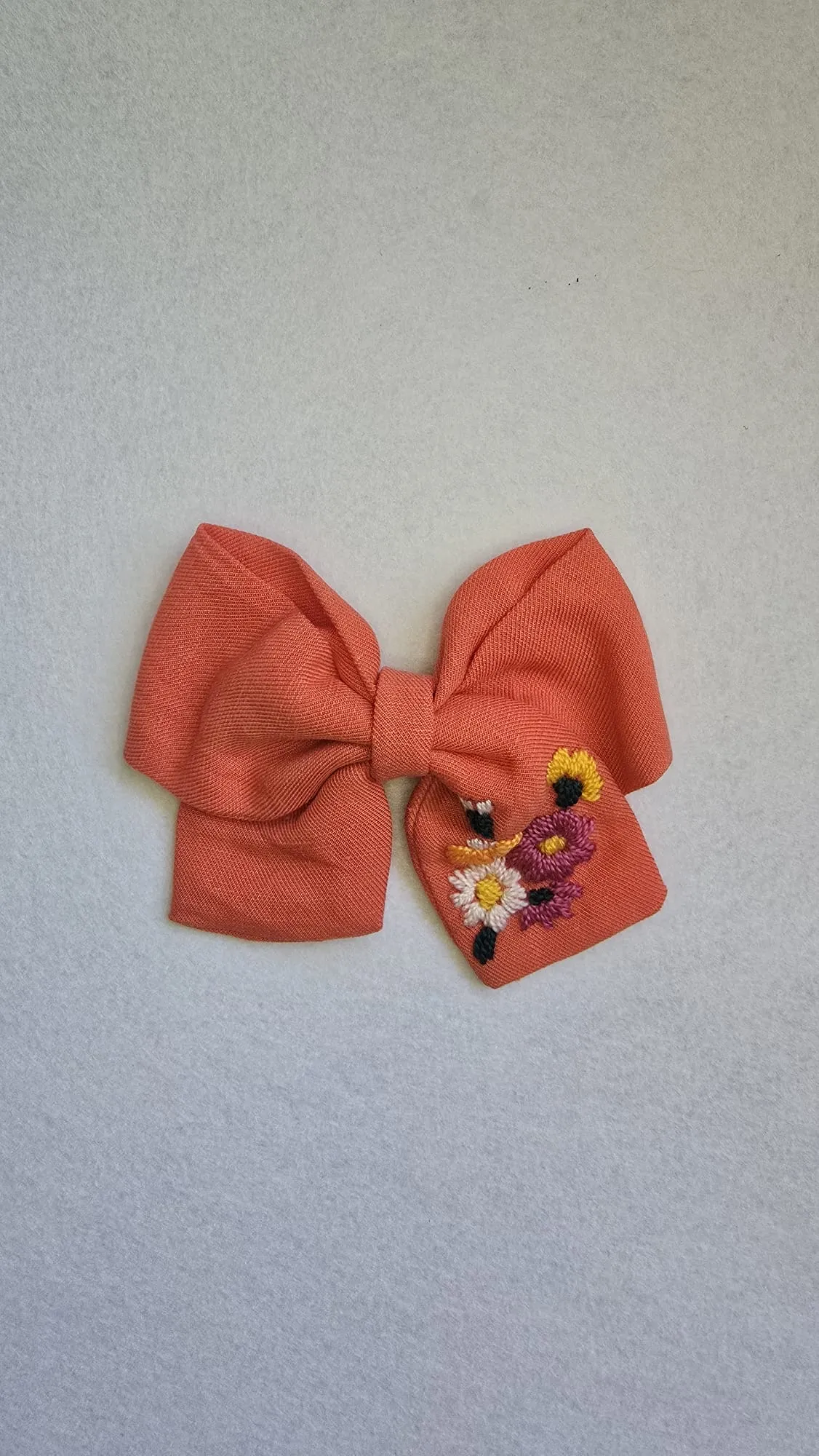 El İşlemeli Çiçek Desenli Fiyonk Toka