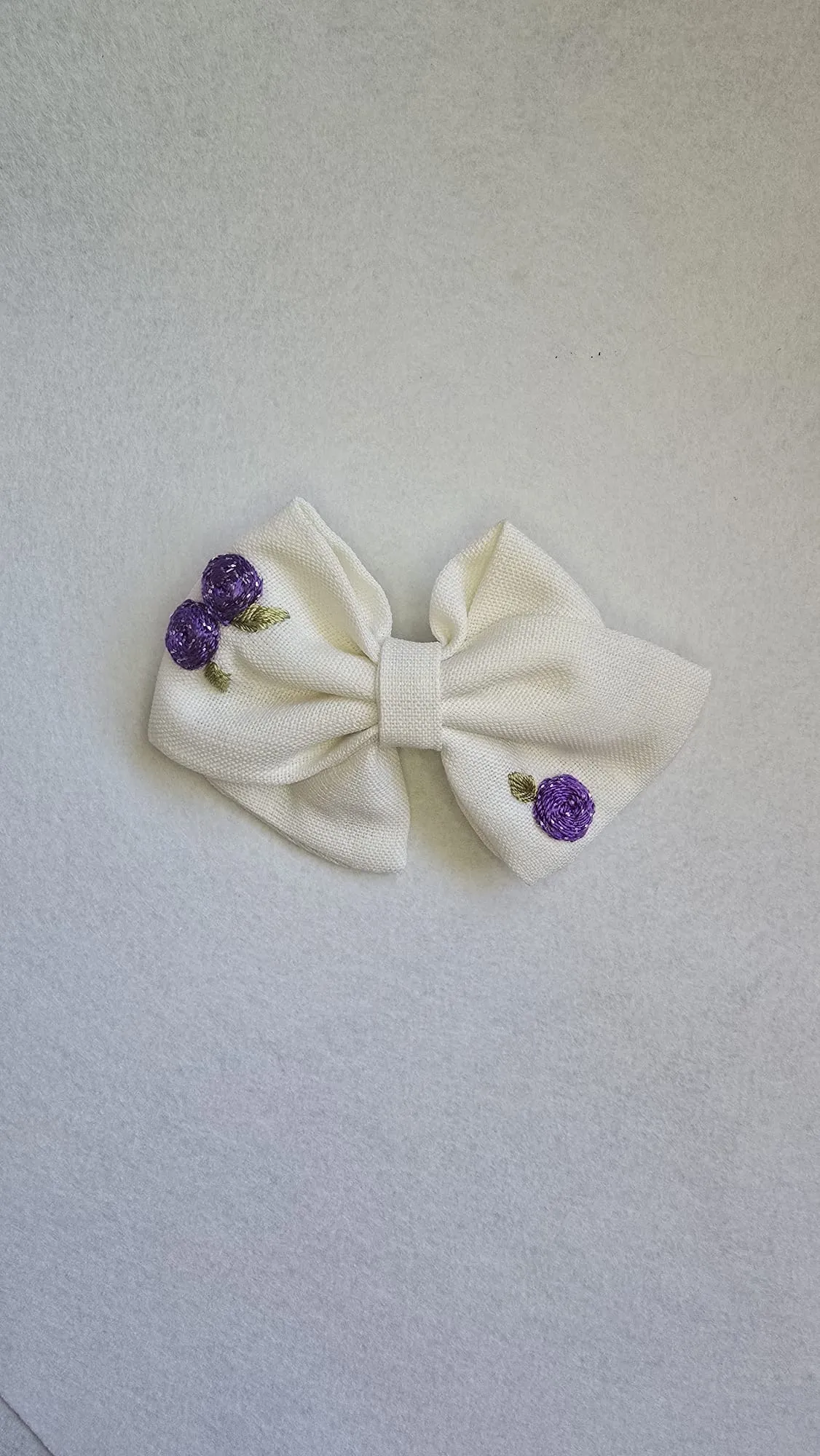 El İşlemeli Mor Çiçek Desenli Fiyonk Toka