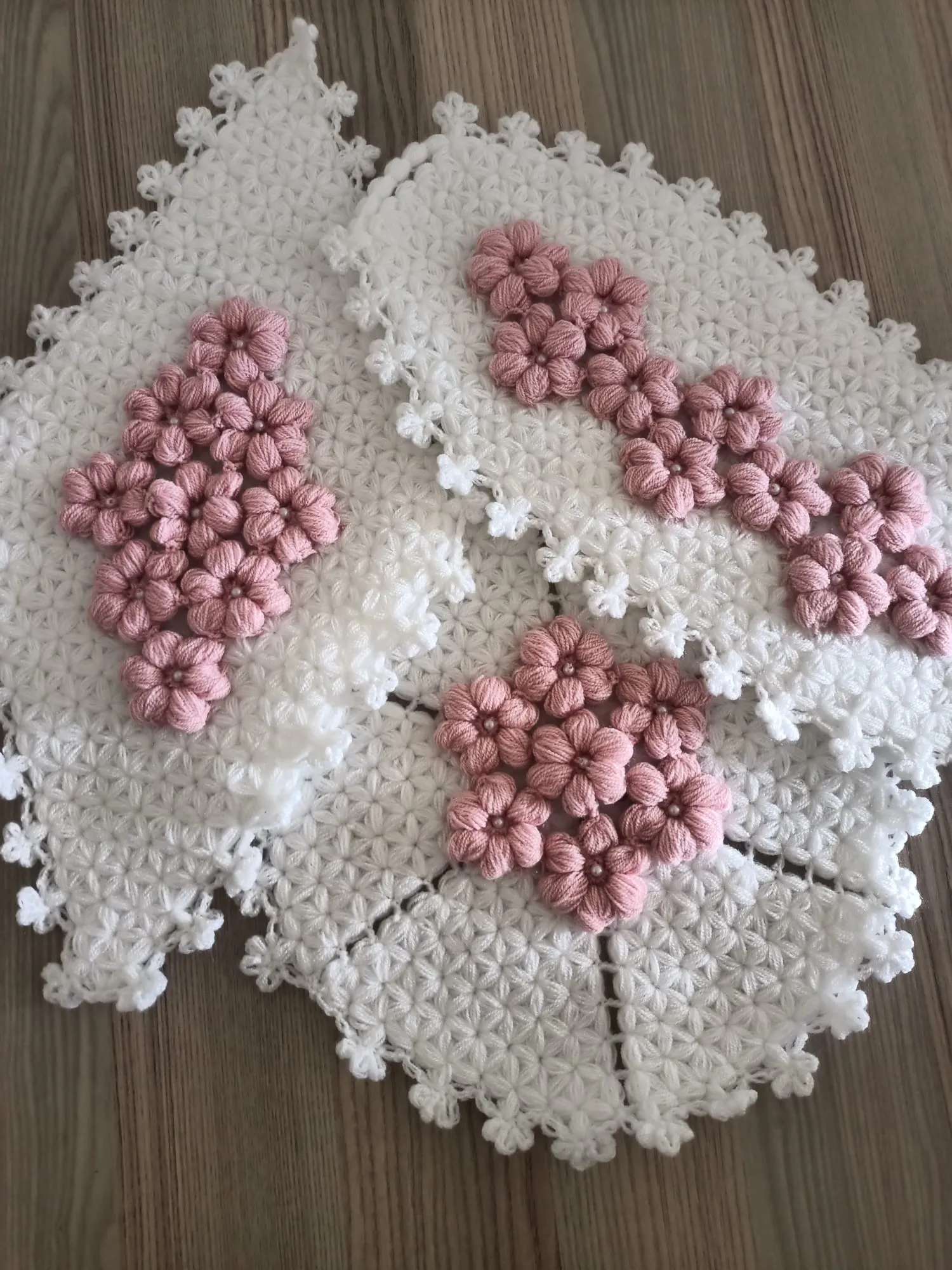 El Örgüsü Beyaz Zemin Pembe Çiçek Motifli İnci Detaylı Lif Takımı