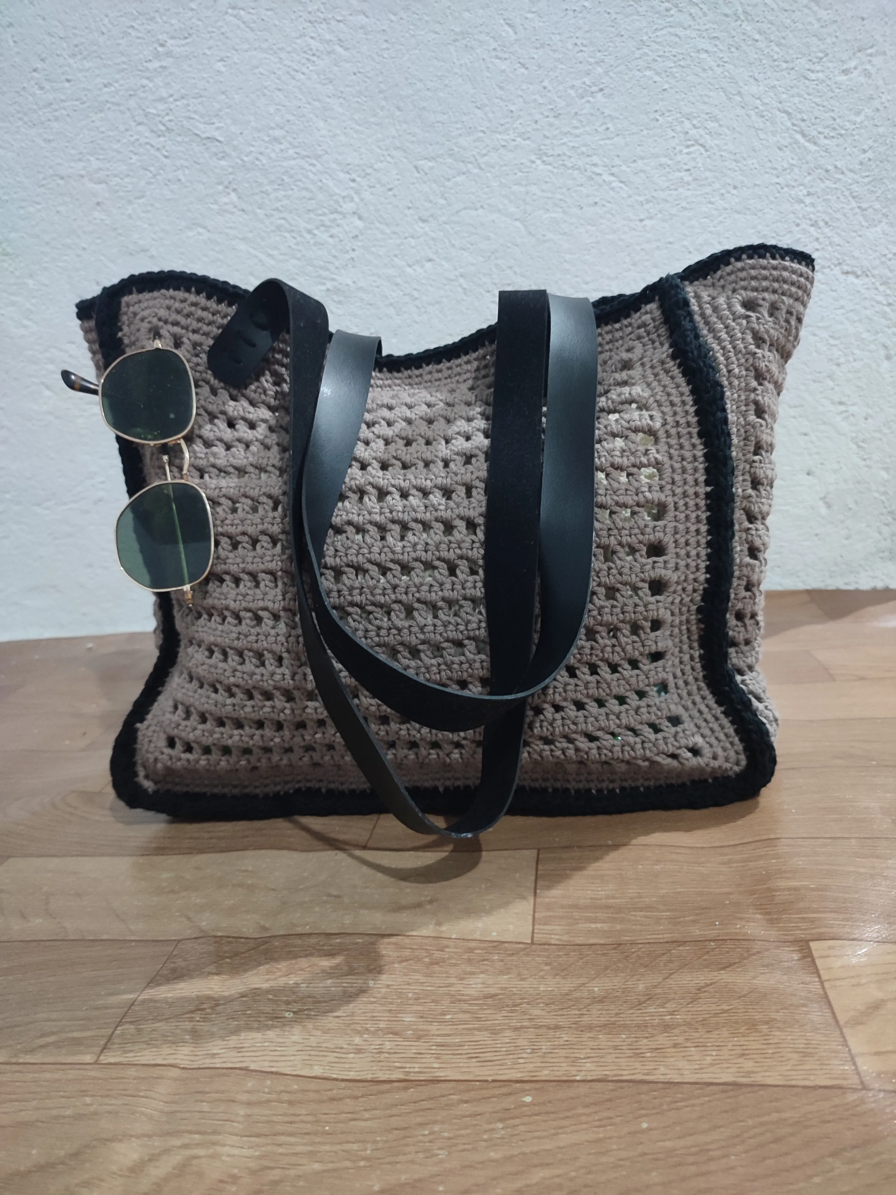 Örme  Plaj Çantası Siyah Detayları ile Kahverengi Askılı Çanta