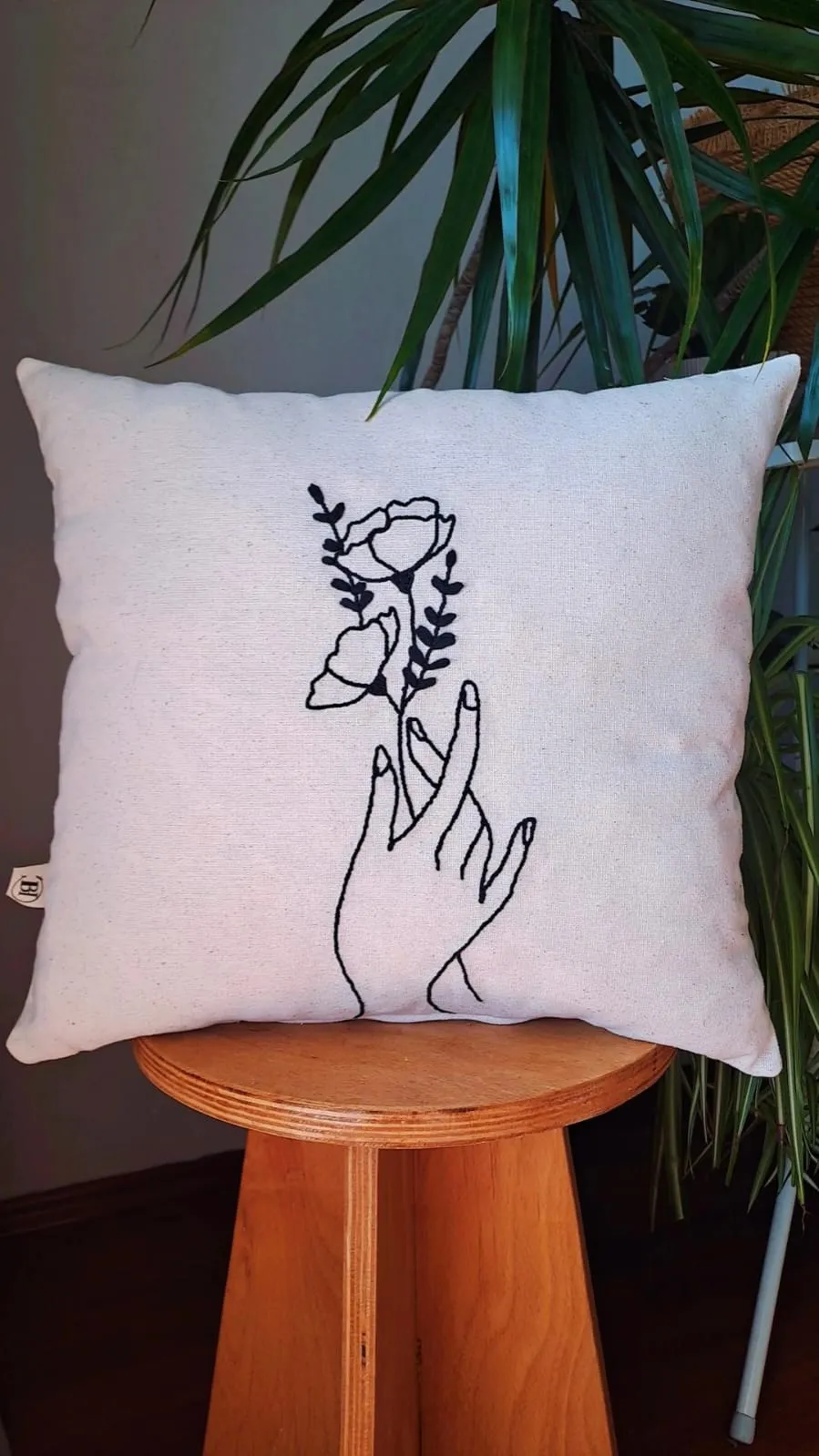 Kırlent Kılıfı Punch (PANÇ)  Elde Gül Desenli