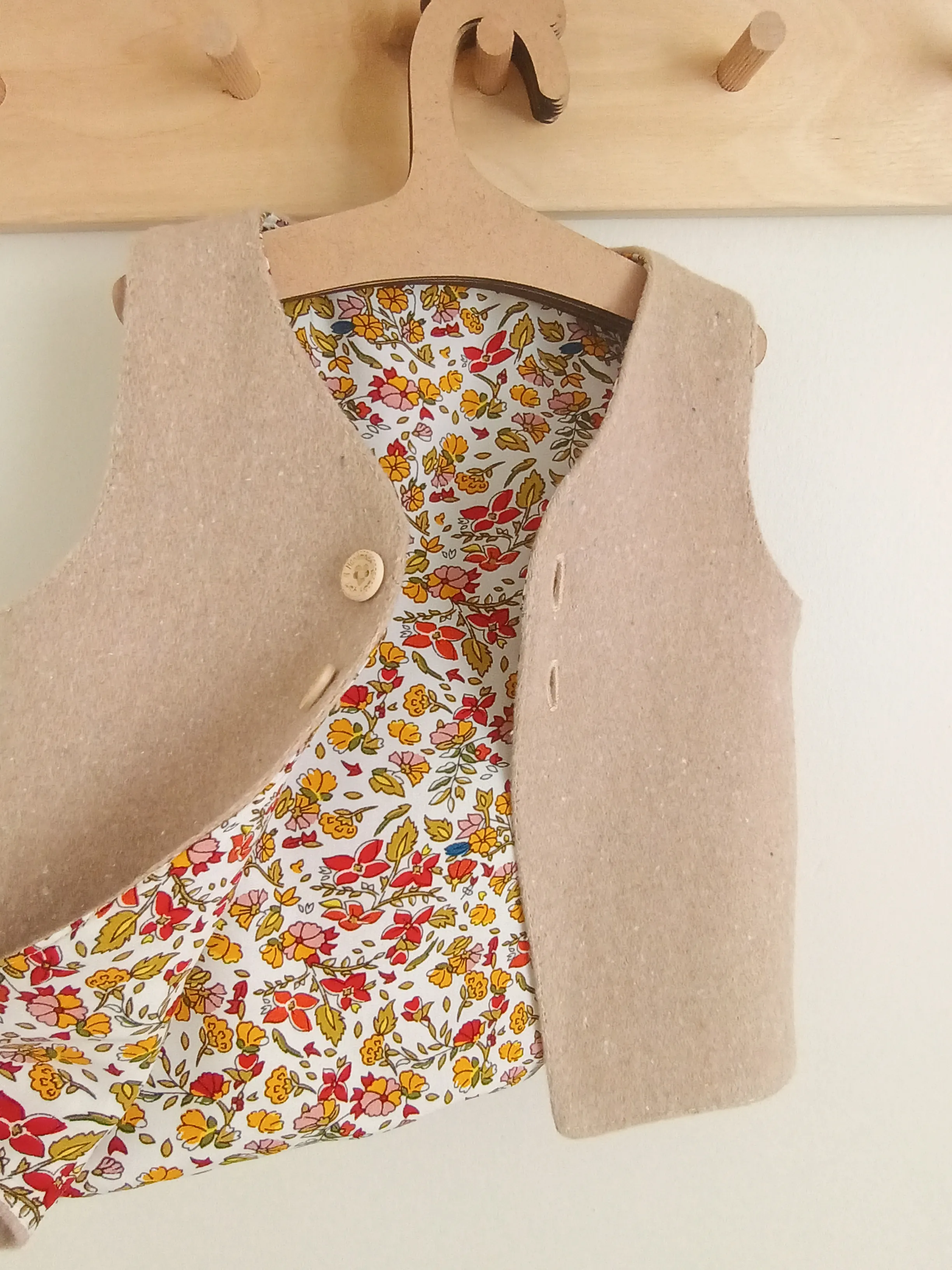 Krem Oduncu Kaşe  Çiçek Yelek ♥