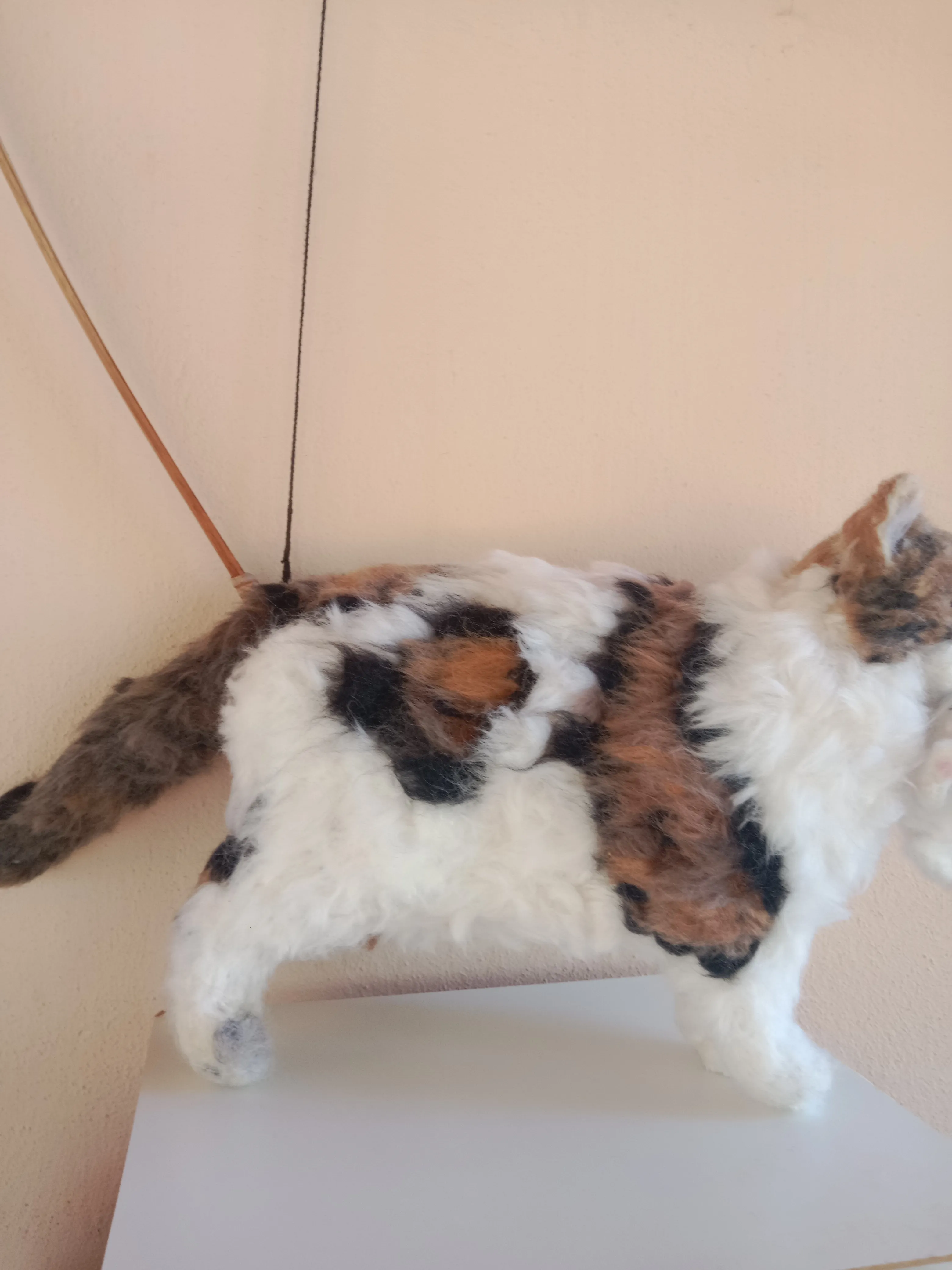 El Yapımı Keçe Yünlü Kedi Figürü – Yavrusunu Taşıyan, 40x18 cm
