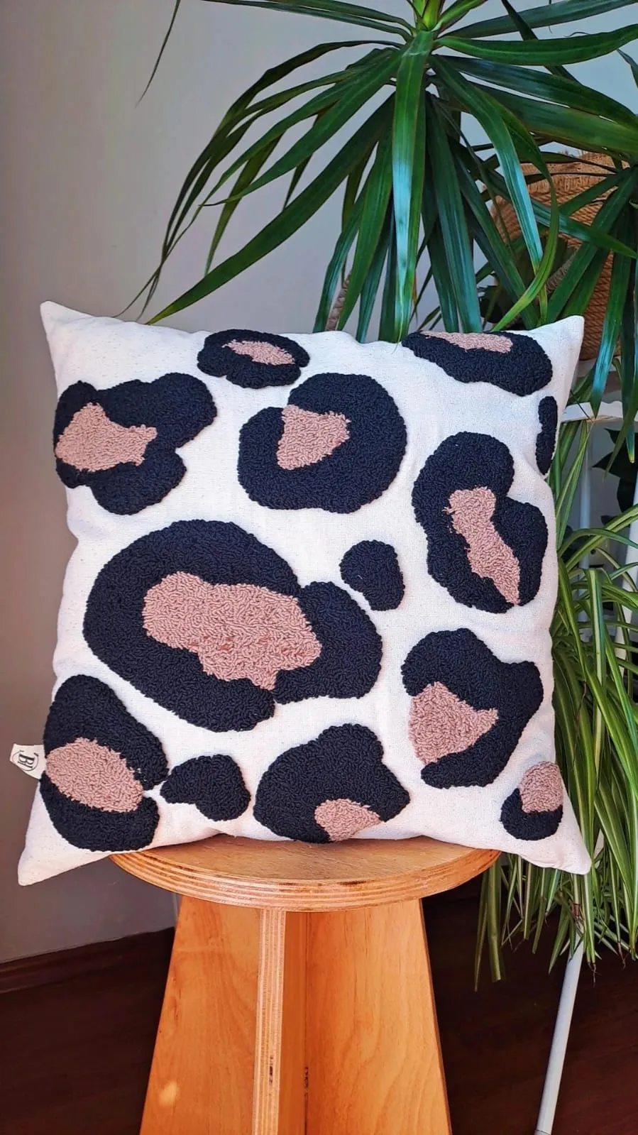 Leopar Desenli El Yapımı Punch Kırlent Kılıfı