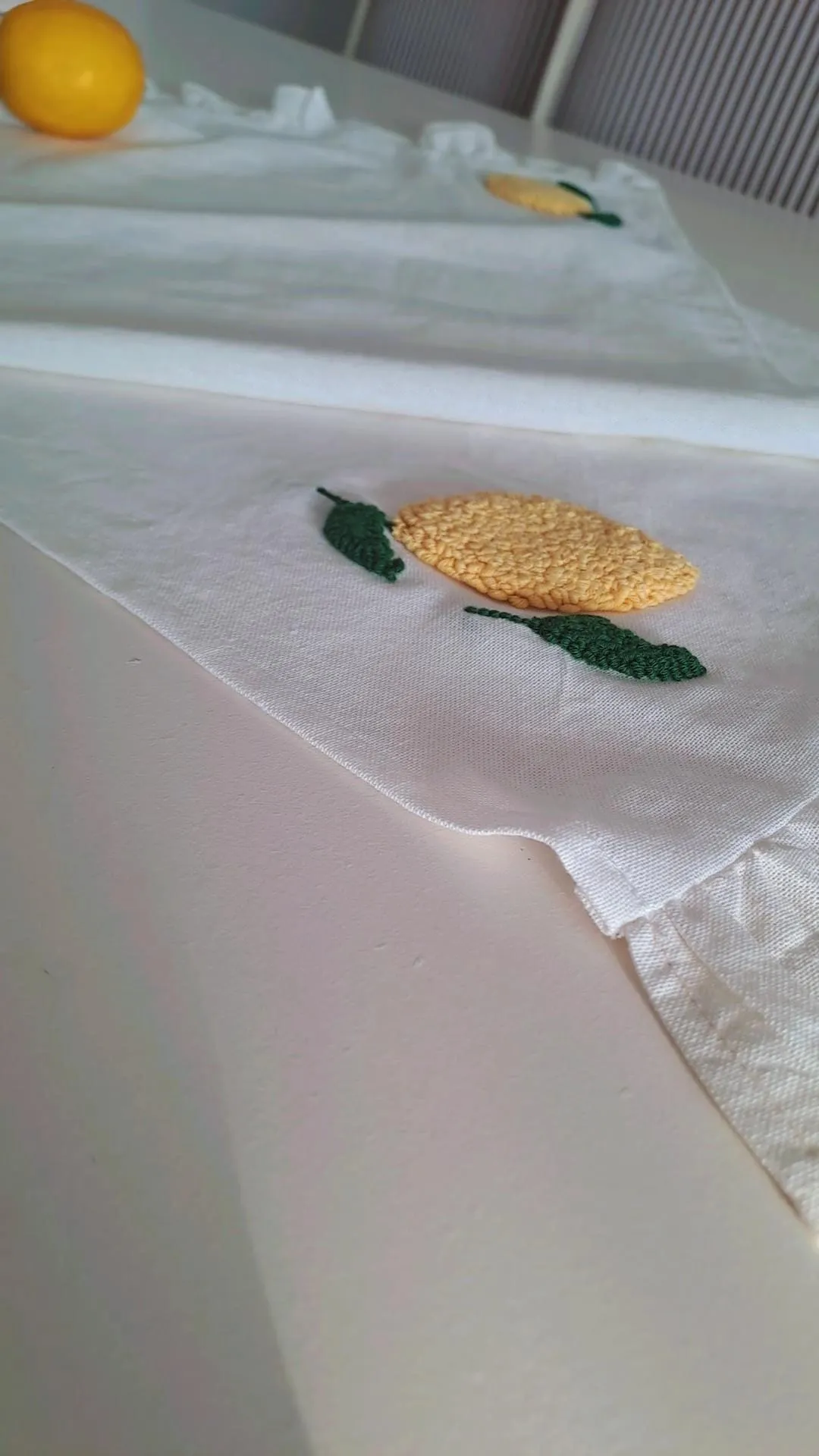 El İşlemeli Limon Desenli Keten Runner - Fırfırlı Kenar Detaylı 40x120cm