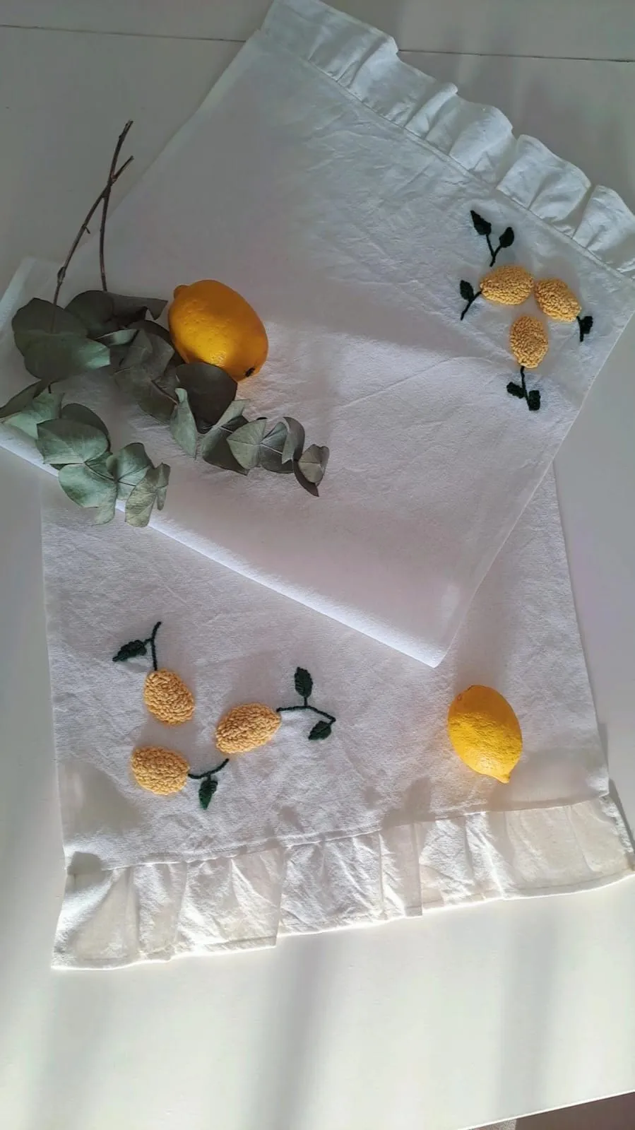 El İşlemeli Limon Desenli Keten Runner - Fırfırlı Kenar Detaylı 40x120cm