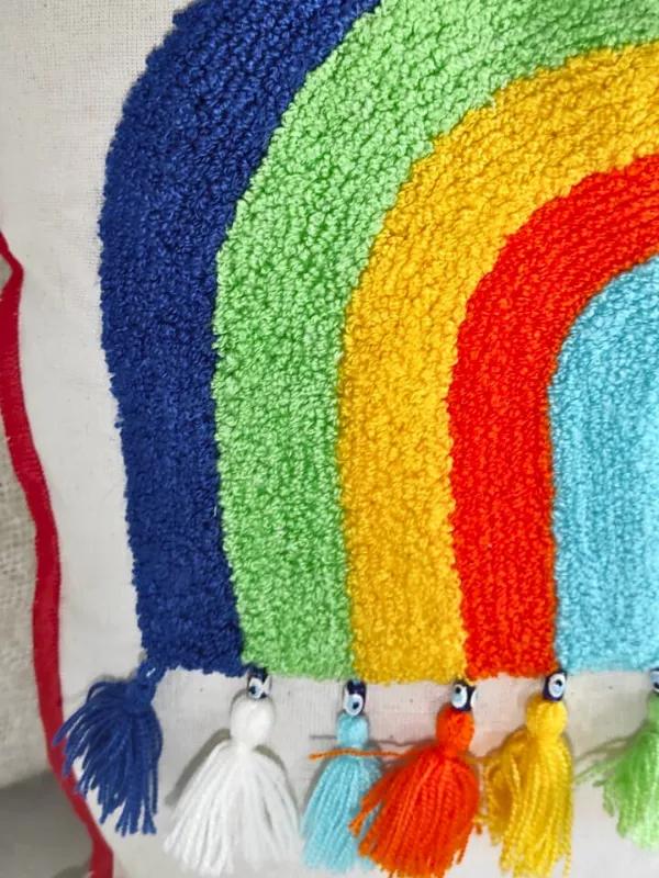 Gökkuşağı Punch Yastık – El İşlemesi Dekoratif Kırlent, Renkli El Yapımı Yastık