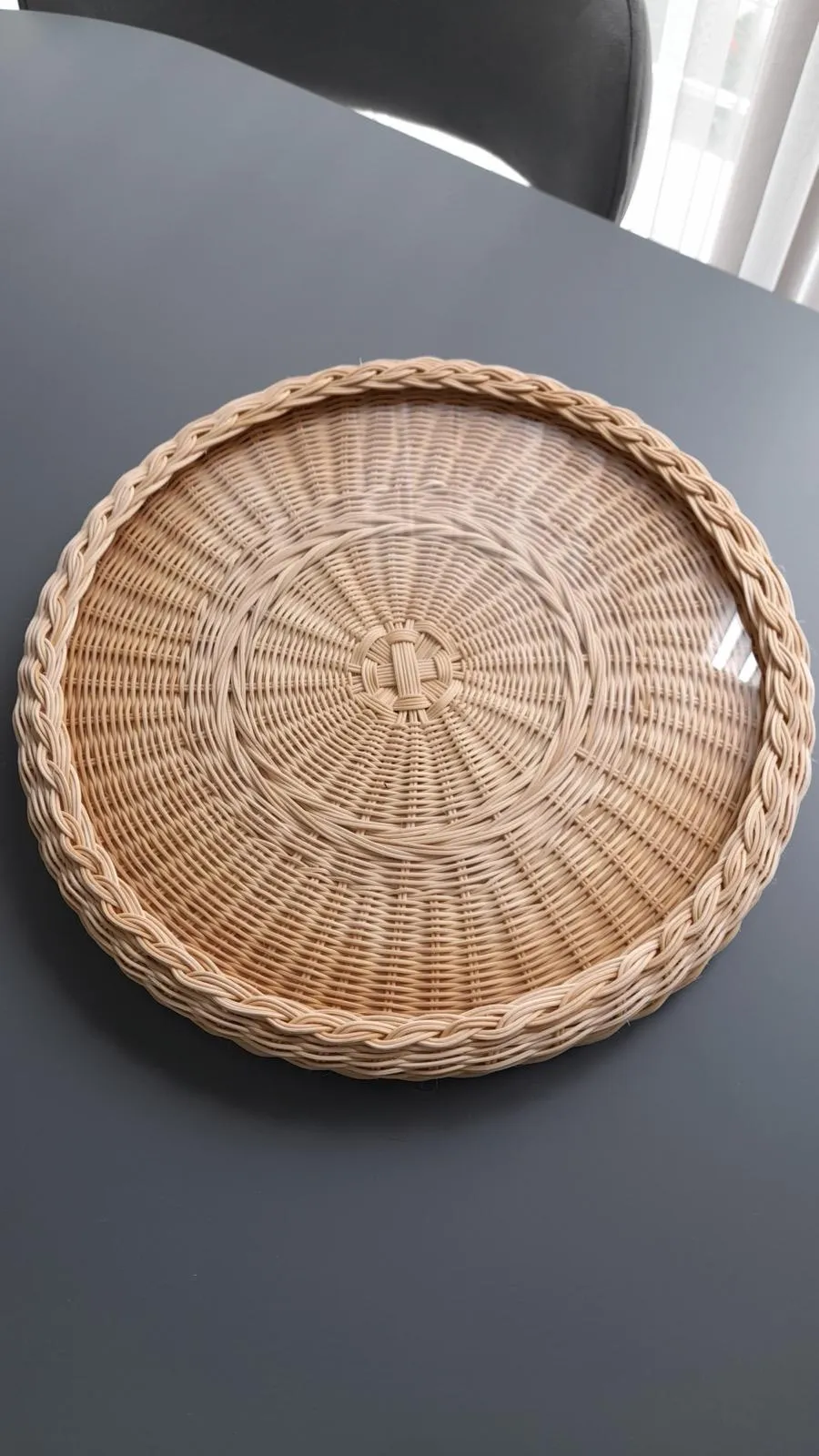 Cam Üzeri Rattan Örgü Tepsi – 40 cm Dekoratif ve Şık Sunum Tepsisi