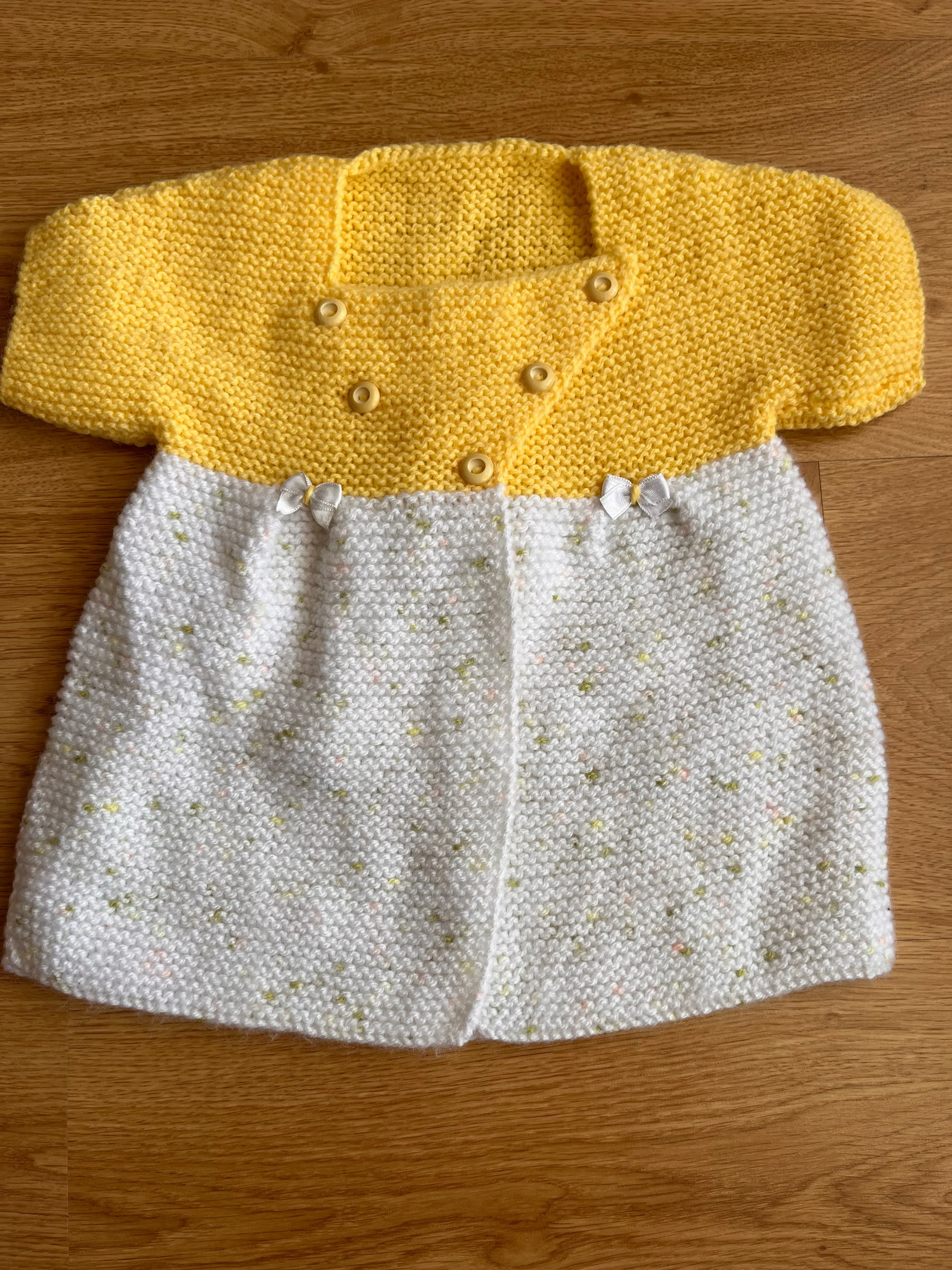 El Örgüsü Sarı-Beyaz Bebek Hırka