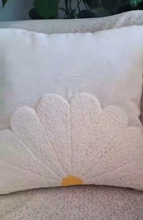 Papatya Desenli Dekoratif Yastık Kılıfı