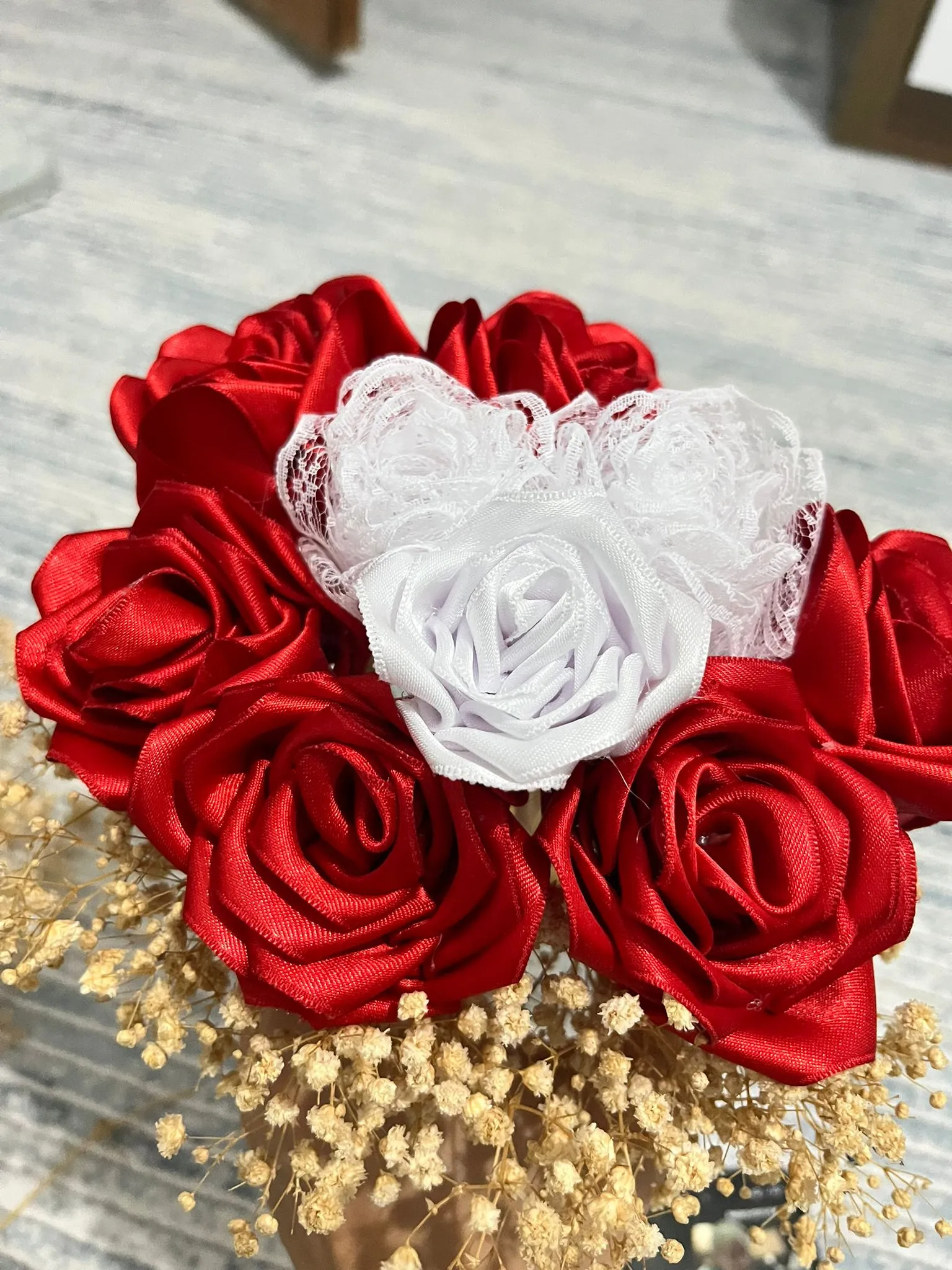 El Yapımı Kırmızı ve Beyaz Saten Gül Gelin Çiçeği