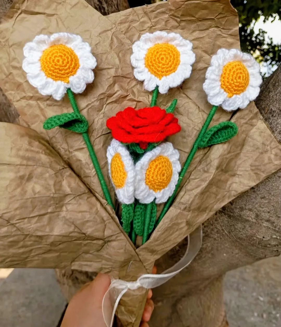 Kırmızı Gül ve Papatya Motifli El Örgüsü Buket
