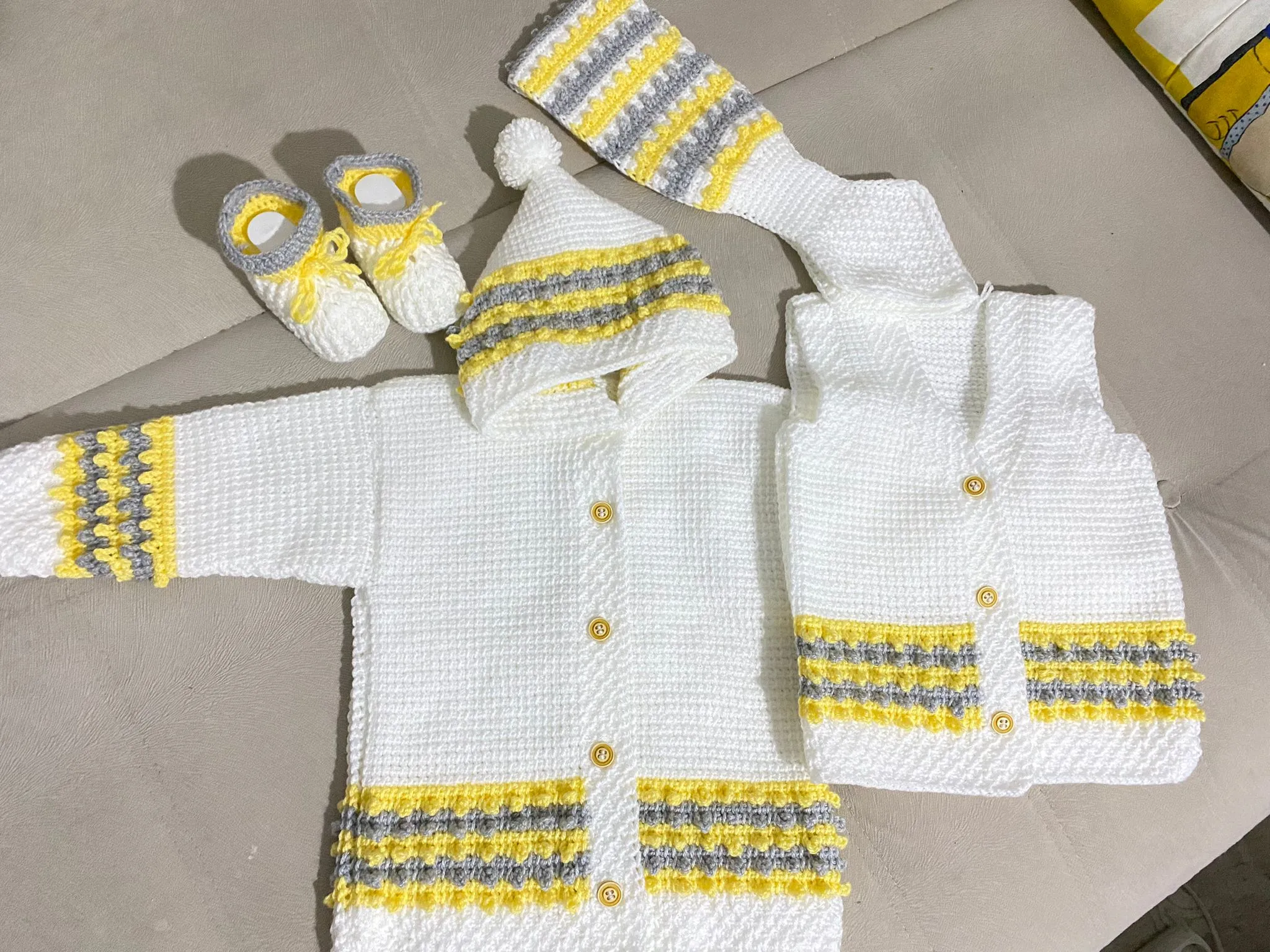 Tunus İşi El Örgüsü Bebe Yünü İpi Kapşonlu Hırka Yelek Atkı Patik Seti