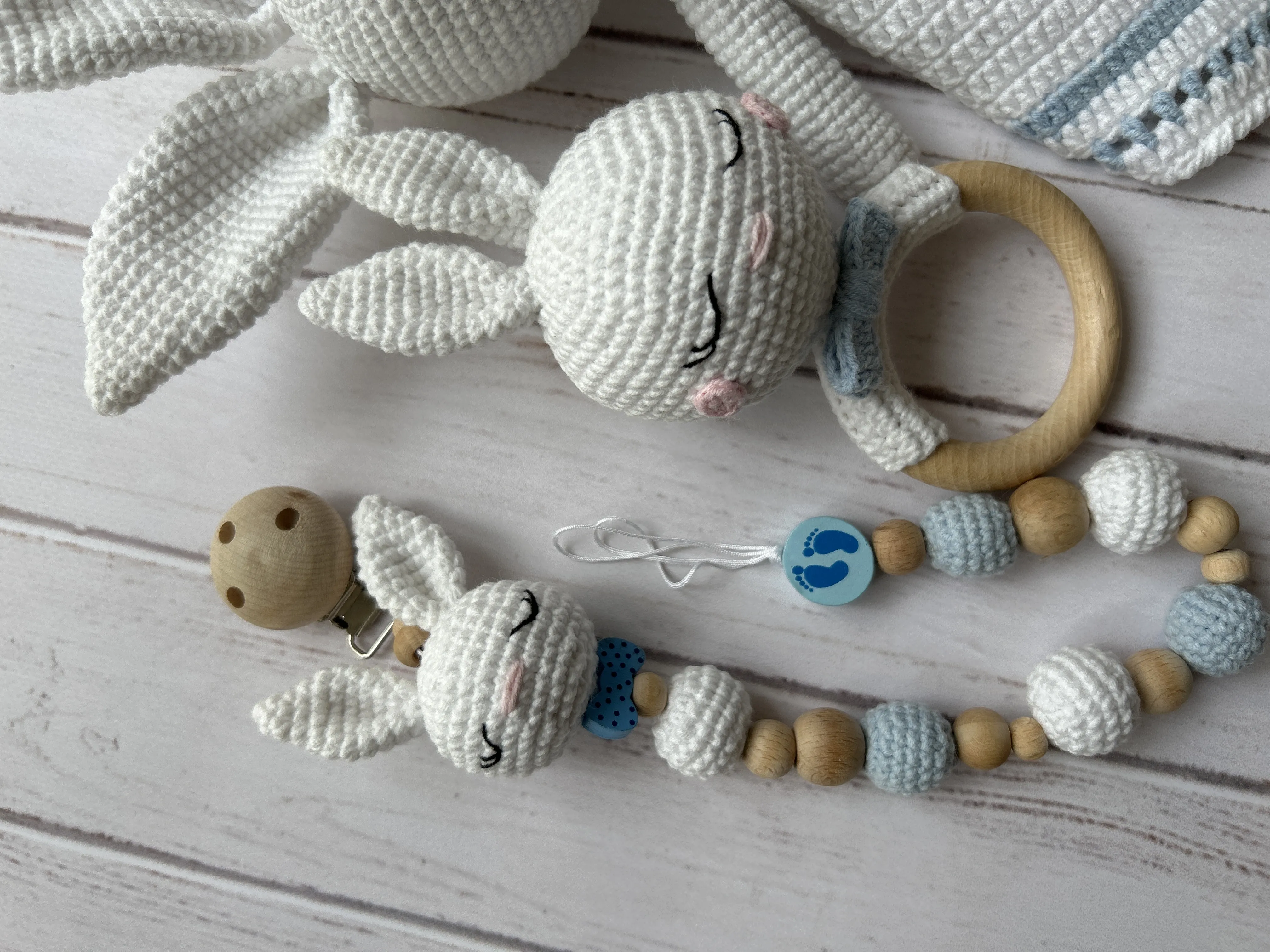 El Örmesi Amigurumi Tavşanlı Bebek Uyku Arkadaşı ve Emzik Zinciri Seti