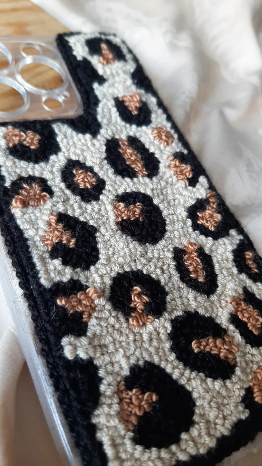 iPhone 16 Compatible Handmade Leopard Pattern Embroidered Punch Phone Case