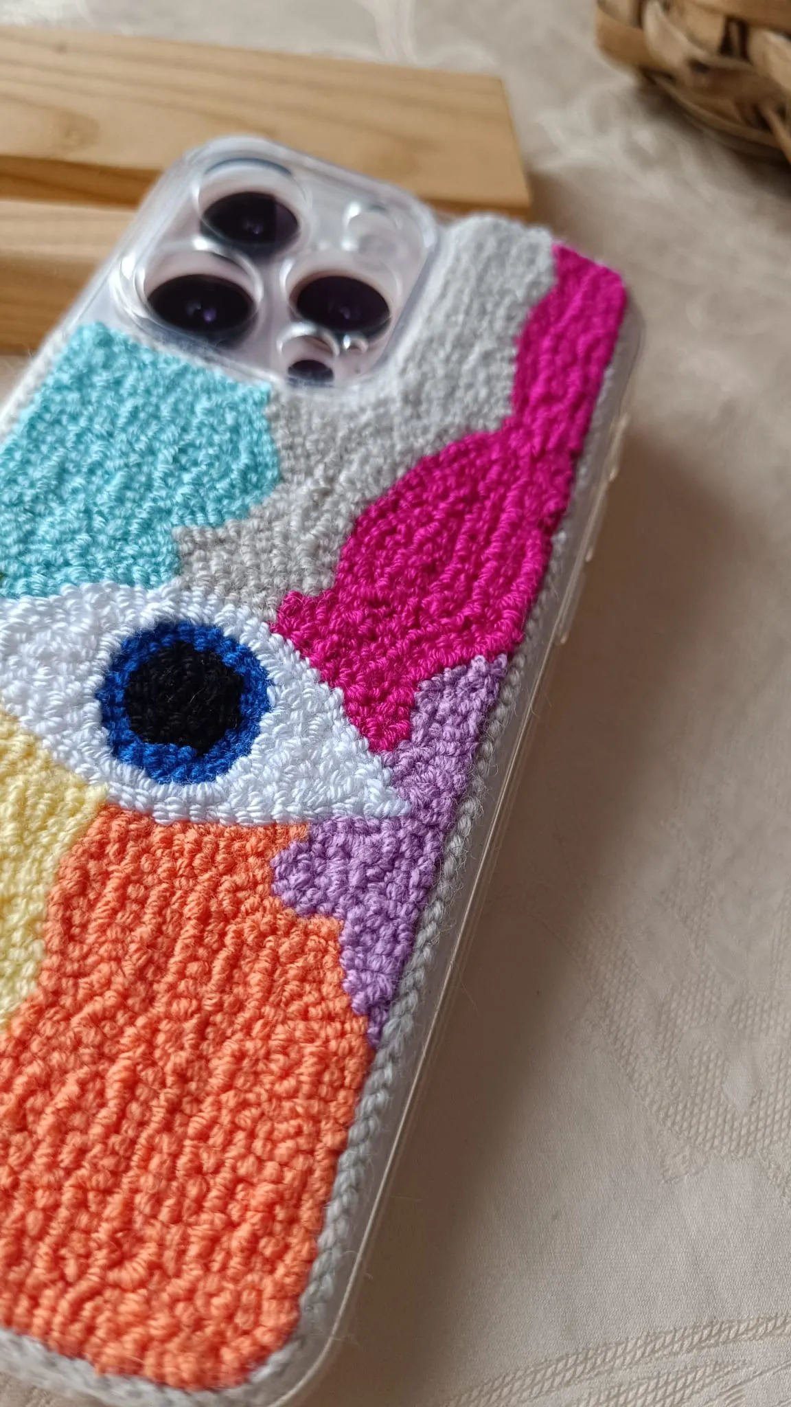 iPhone 16 Uyumlu El Yapımı Punch Nakış Göz Desenli Telefon Kılıfı