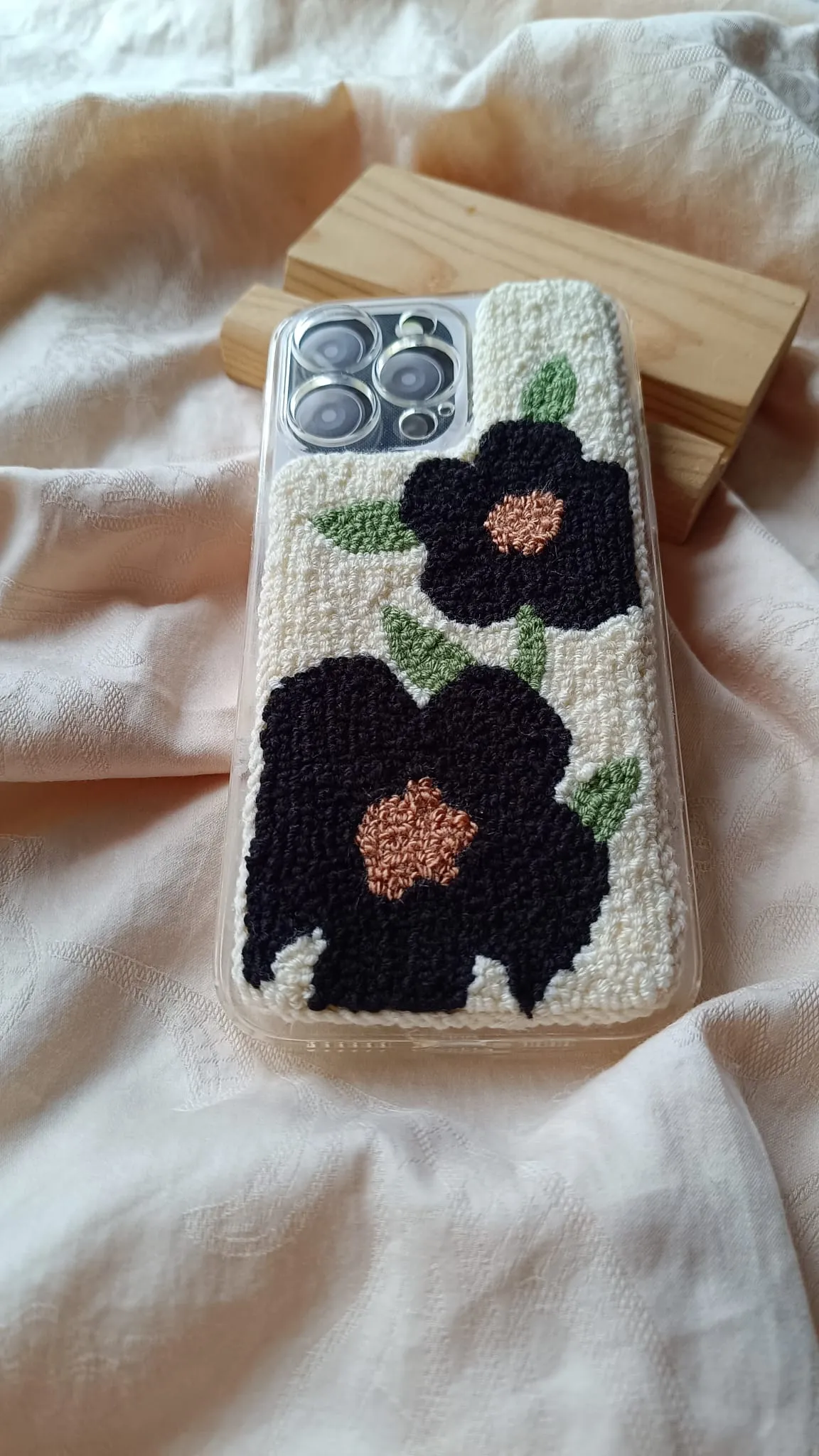 iPhone 14 Pro Max Compatible Flower Pattern Punch Phone Case