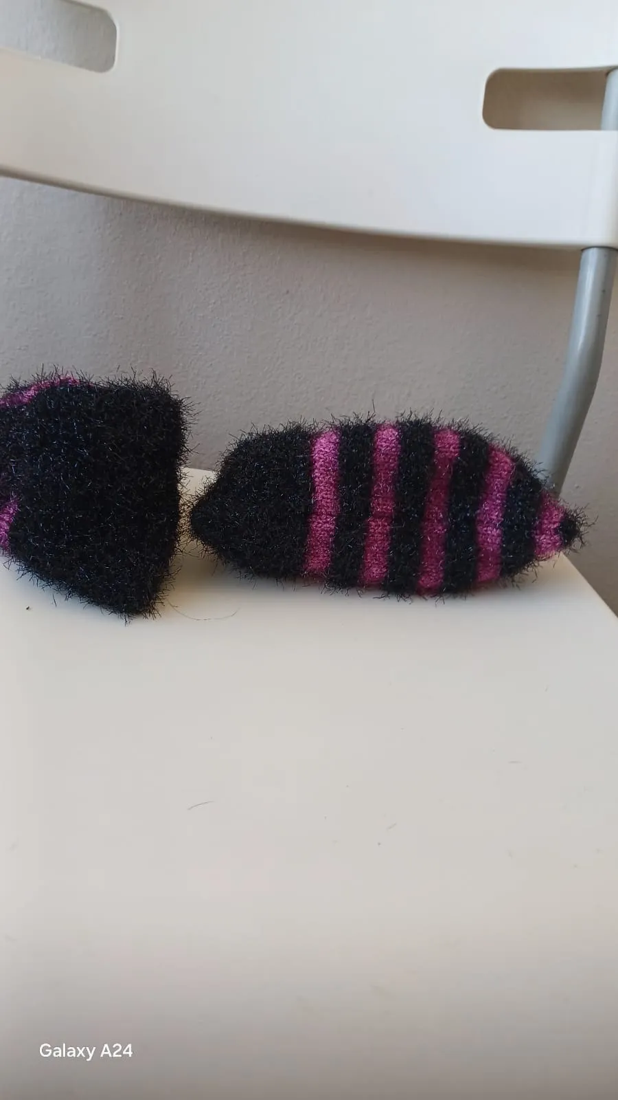 El Örgüsü Pembe ve Siyah Çizgili Bot Patik - Çiçek Detaylı Ev Terliği