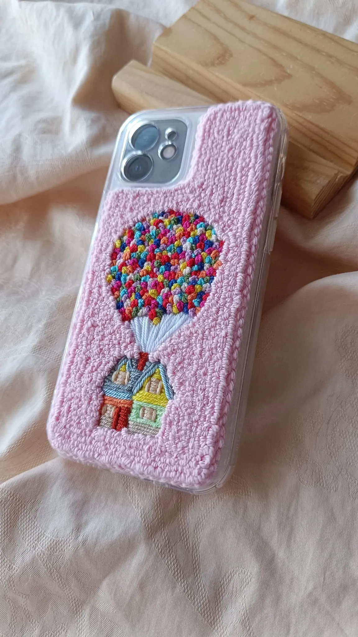 iPhone 14 Pro Max Pembe El Yapımı Up Desenli Punch Telefon Kılıfı