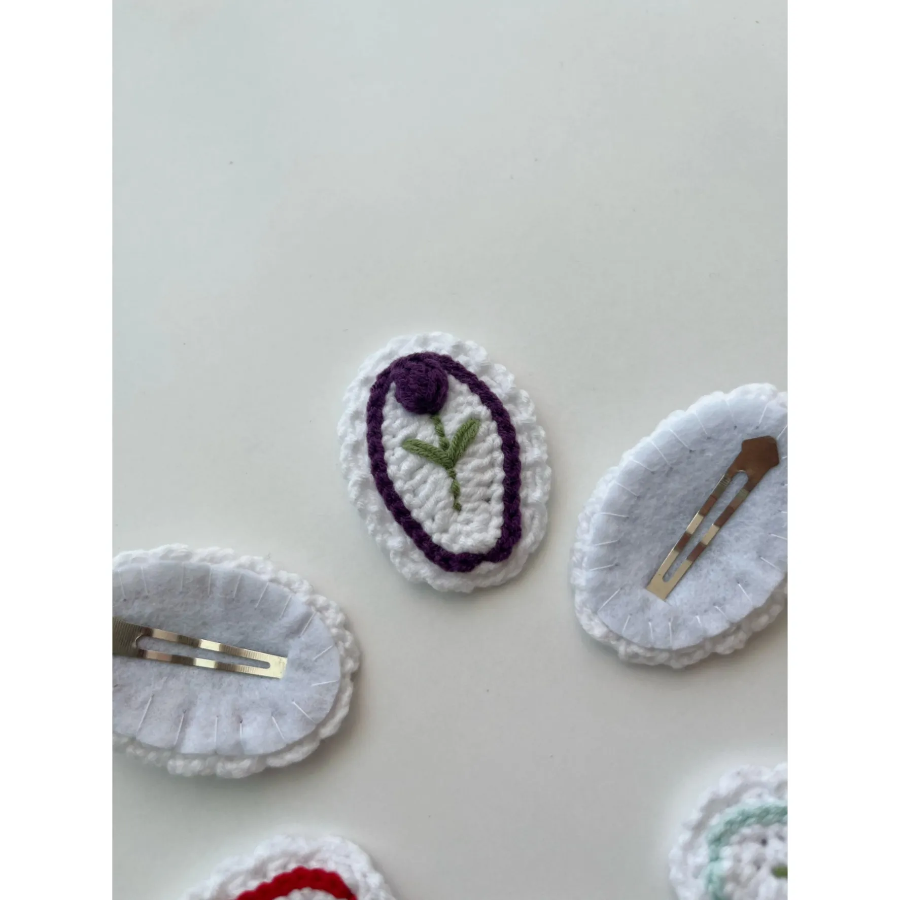 El Yapımı Tığ İşi Şeritli Lale Desenli Saç Tokası - Mor Renkli