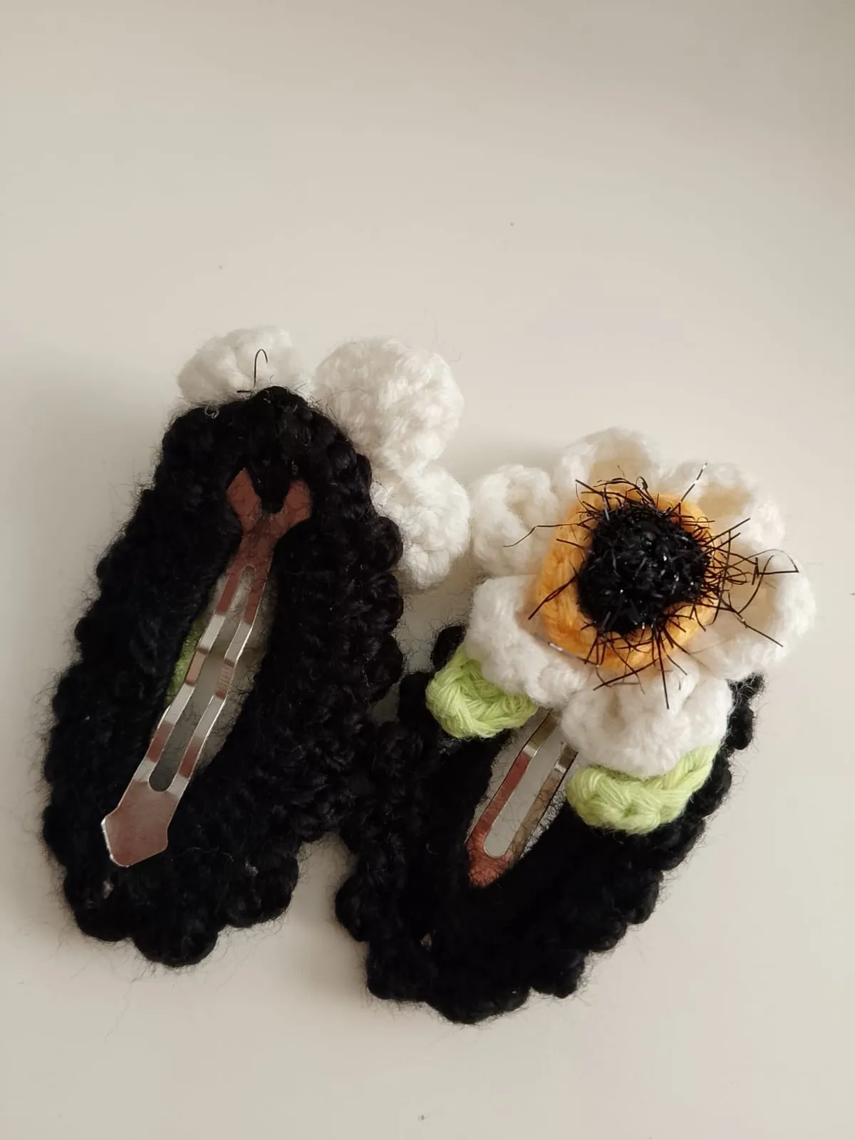 White Daisy Motif Knitted Hair Clip - Handmade Clasp Clip