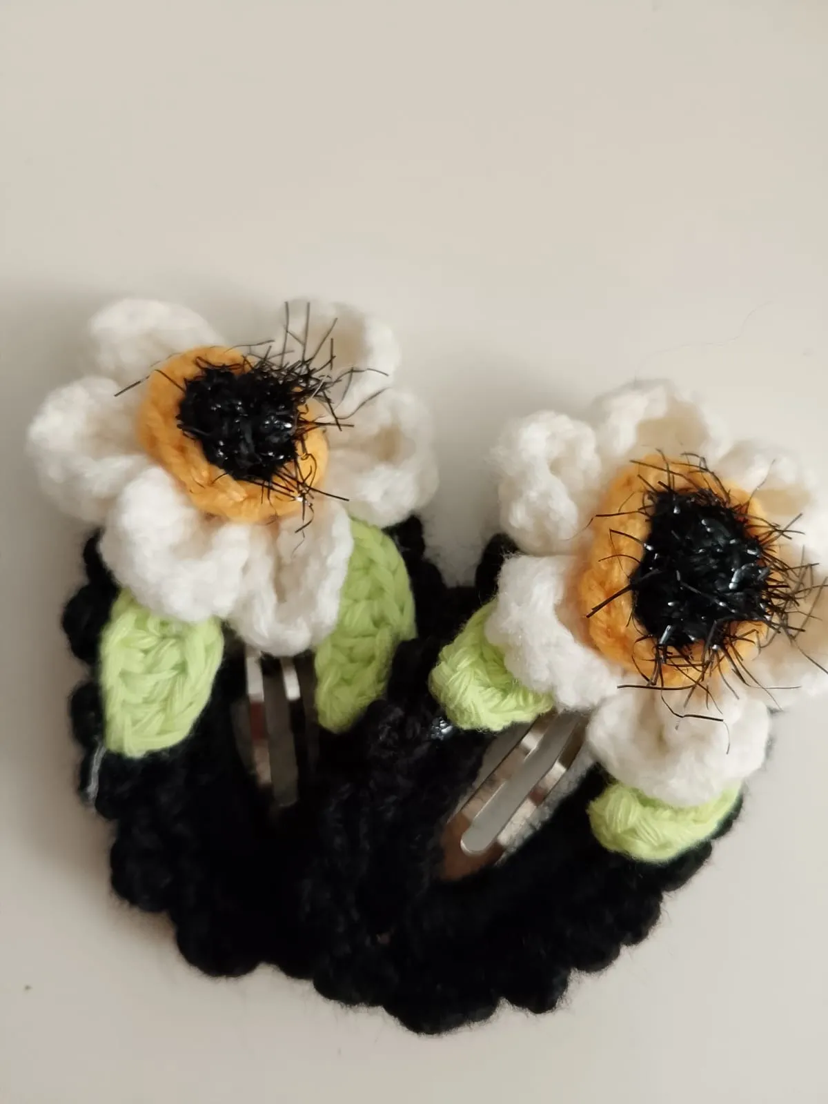 White Daisy Motif Knitted Hair Clip - Handmade Clasp Clip