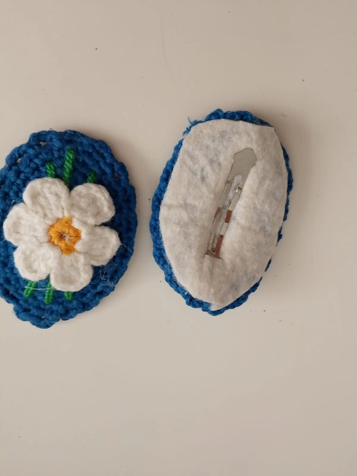 Blue Knitted Background Daisy Patterned Clasp Hair Clip